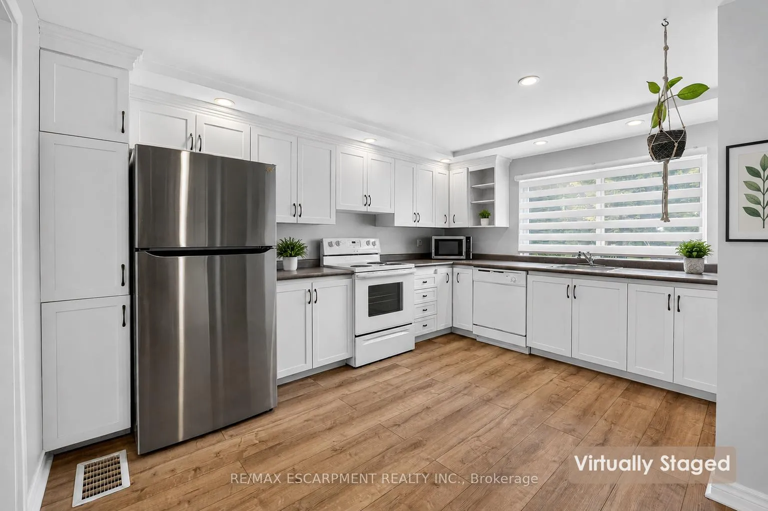 Photo 3 of 4956 Beam Street, Lincoln, Beamsville — HOMEH
