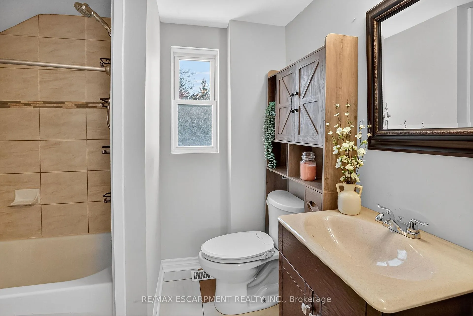 Photo 13 of 4956 Beam Street, Lincoln, Beamsville — HOMEH