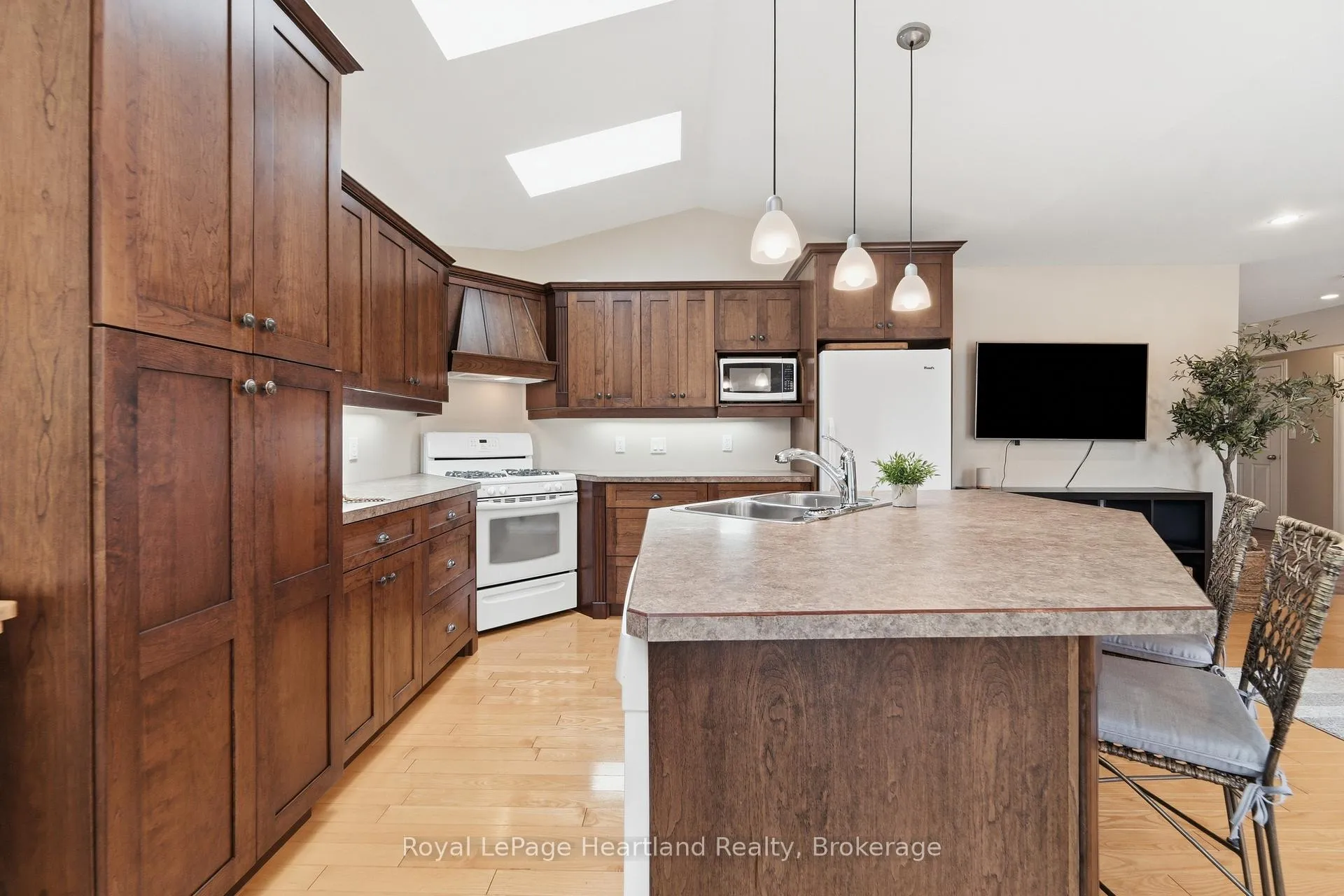 Photo 9 of 35095 Old River Road N, Bluewater, Bayfield — HOMEH