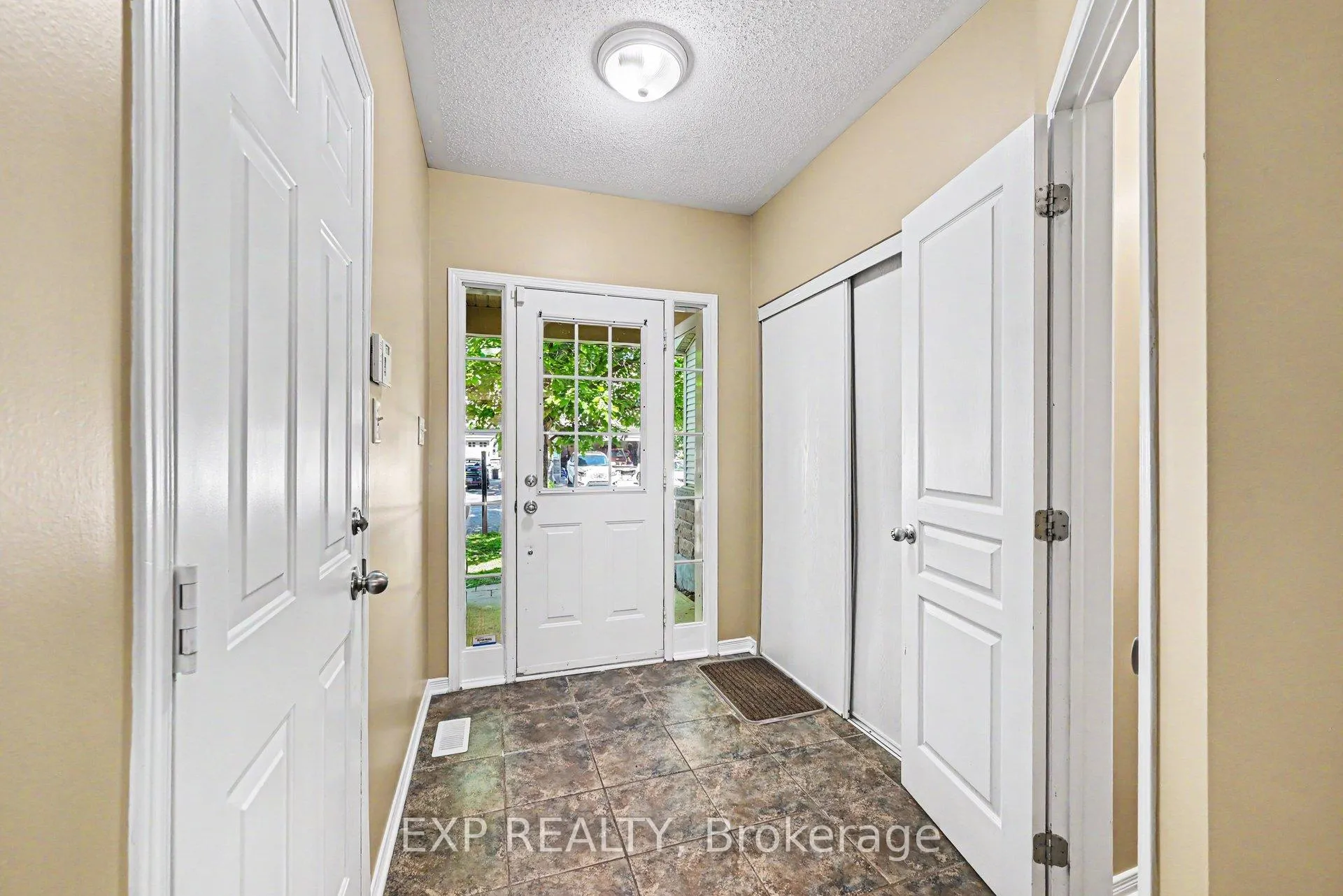 Photo 4 of 30 Midwood Private, Ottawa, Barrhaven - Stonebridge — HOMEH