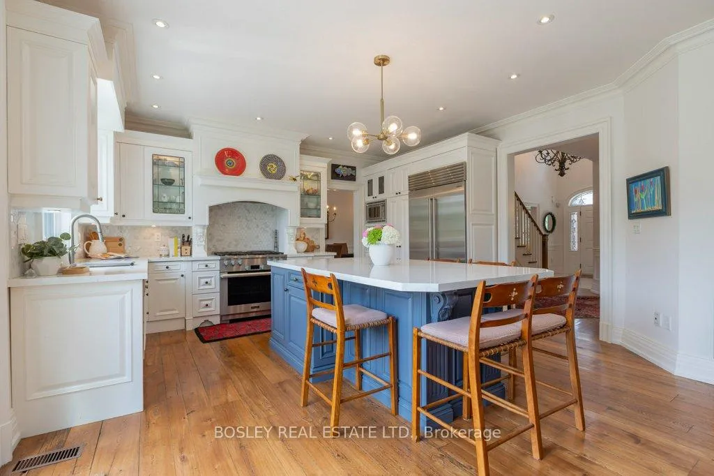 Photo 13 of 124 Perry Crescent, Etobicoke, Princess-Rosethorn — HOMEH