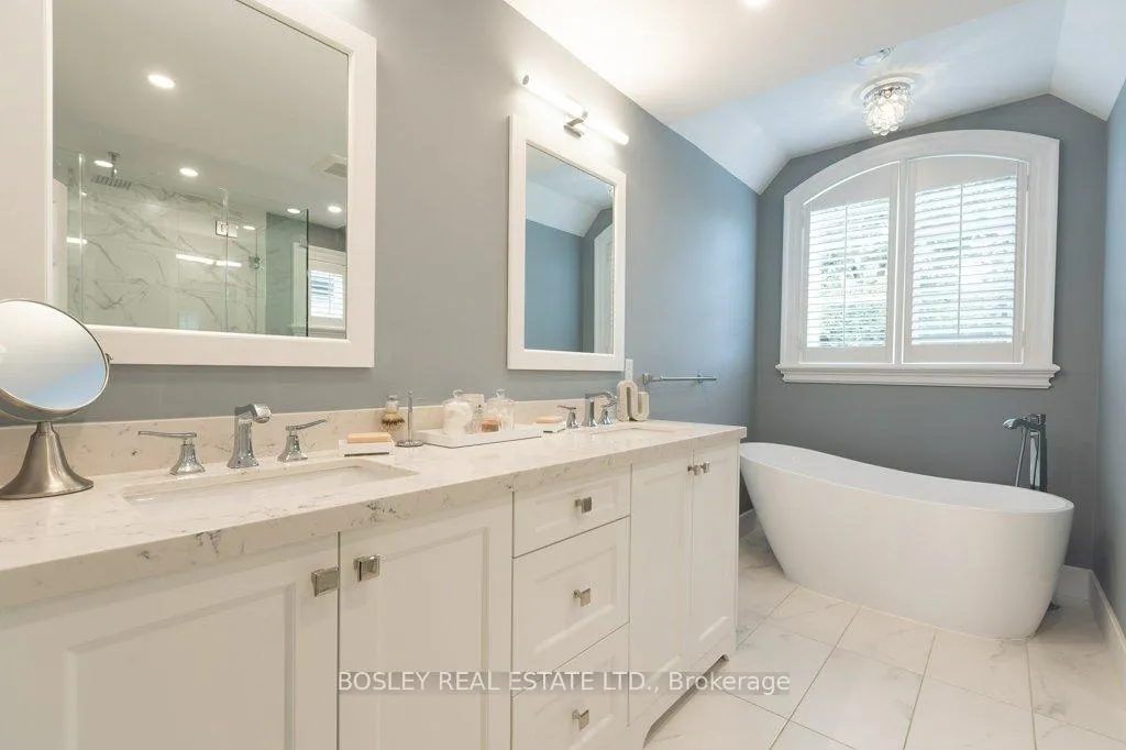 Photo 29 of 124 Perry Crescent, Etobicoke, Princess-Rosethorn — HOMEH