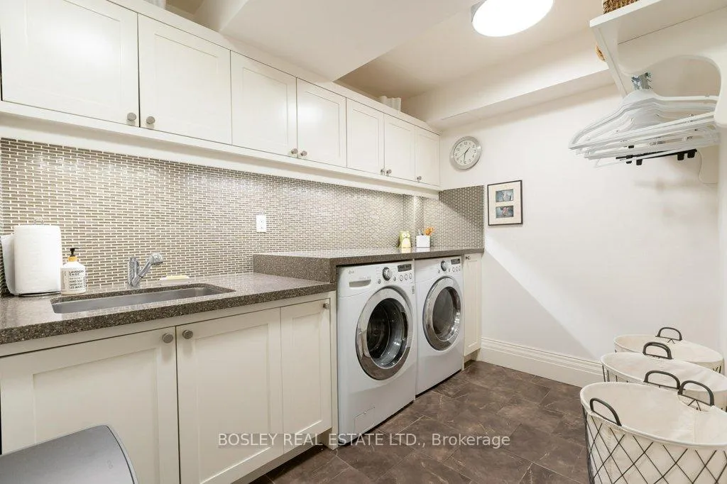 Photo 37 of 124 Perry Crescent, Etobicoke, Princess-Rosethorn — HOMEH