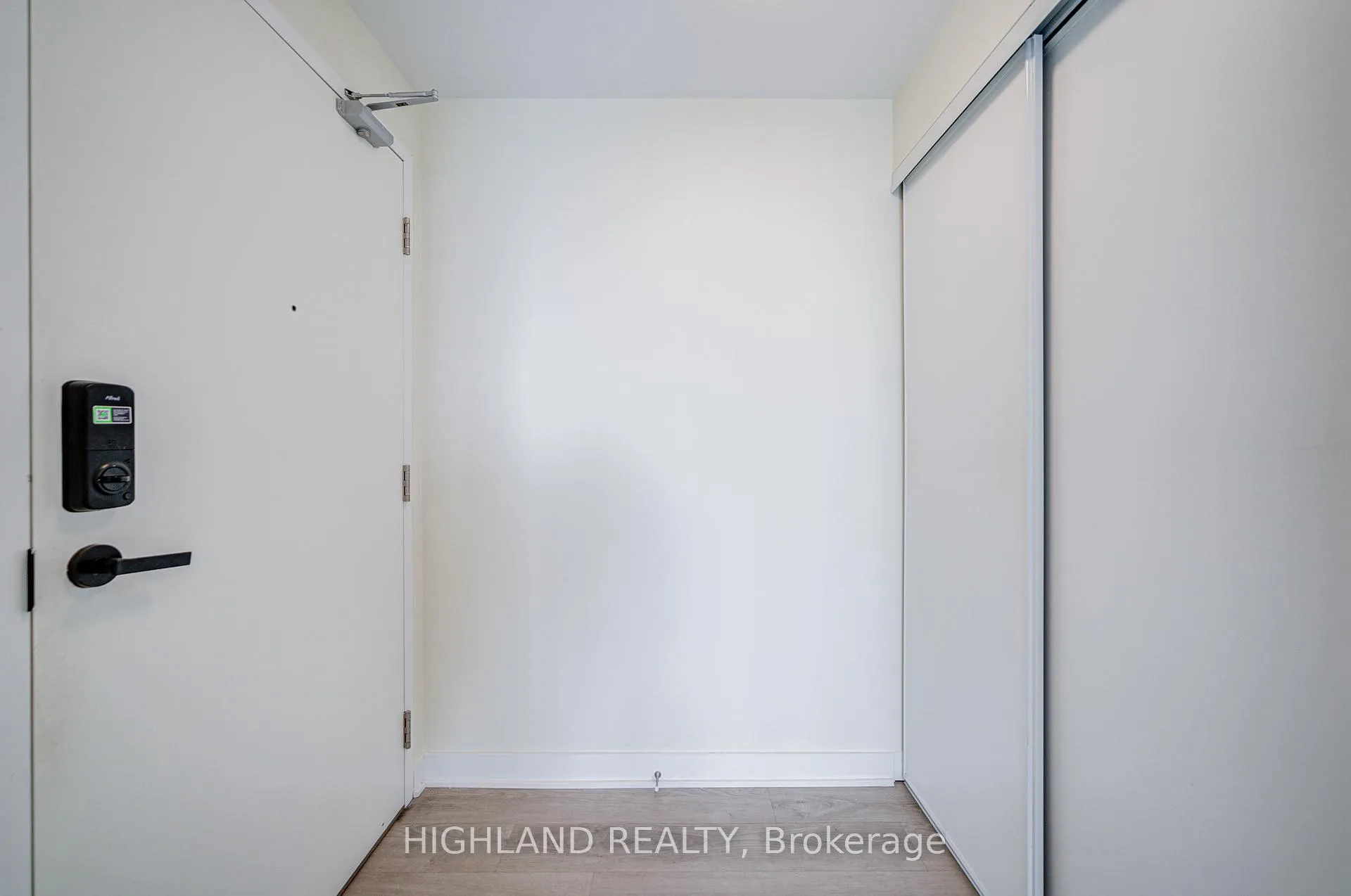 Photo 5 of Unit 2003, 3900 Confederation Parkway, Mississauga, City Centre — HOMEH