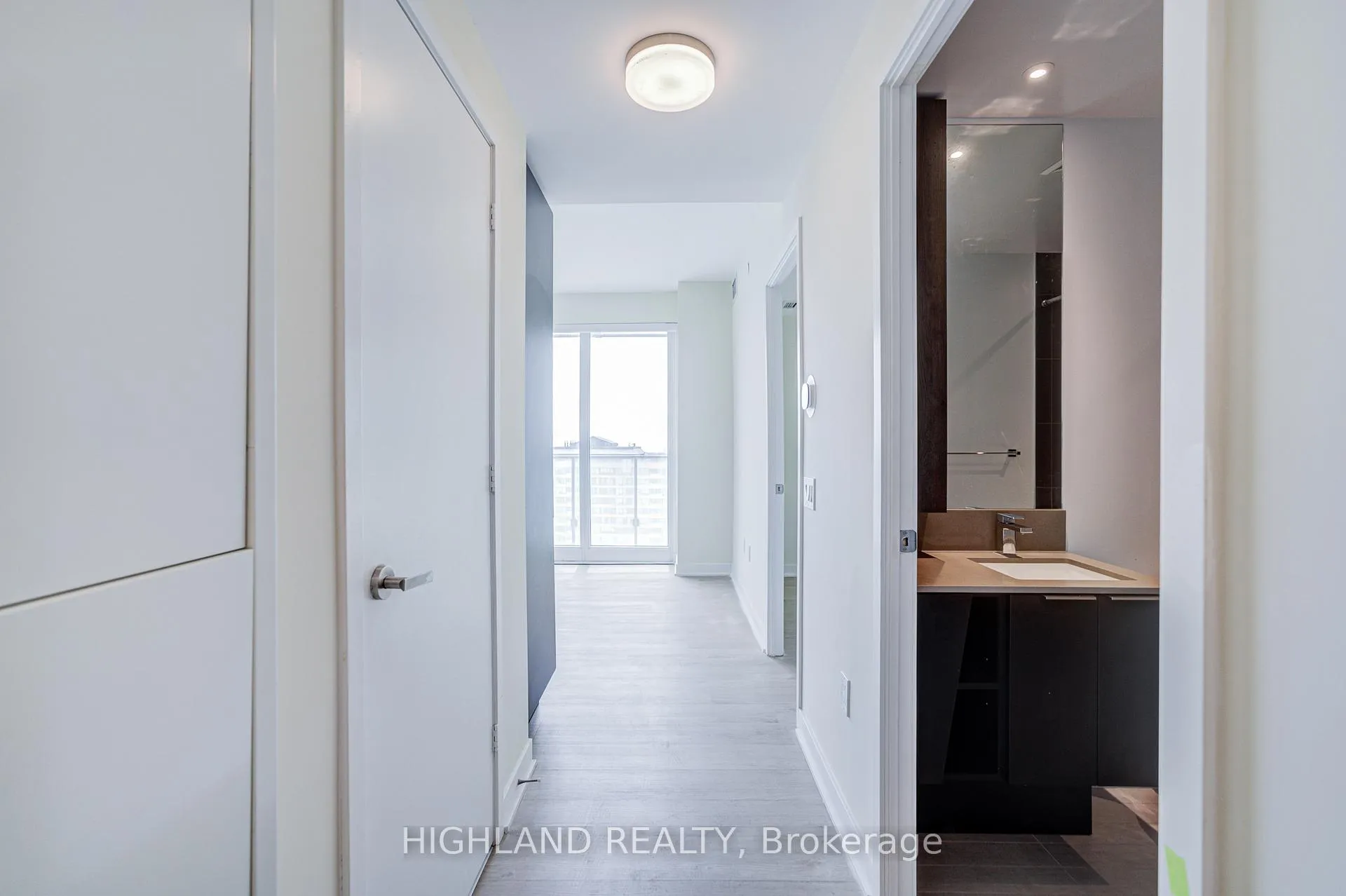Photo 6 of Unit 2003, 3900 Confederation Parkway, Mississauga, City Centre — HOMEH