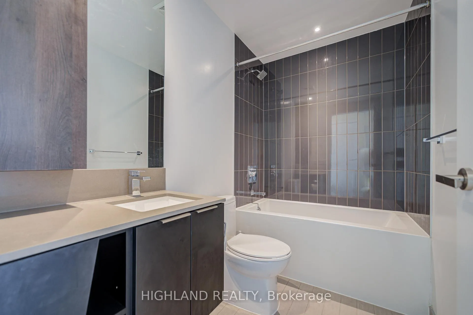 Photo 7 of Unit 2003, 3900 Confederation Parkway, Mississauga, City Centre — HOMEH