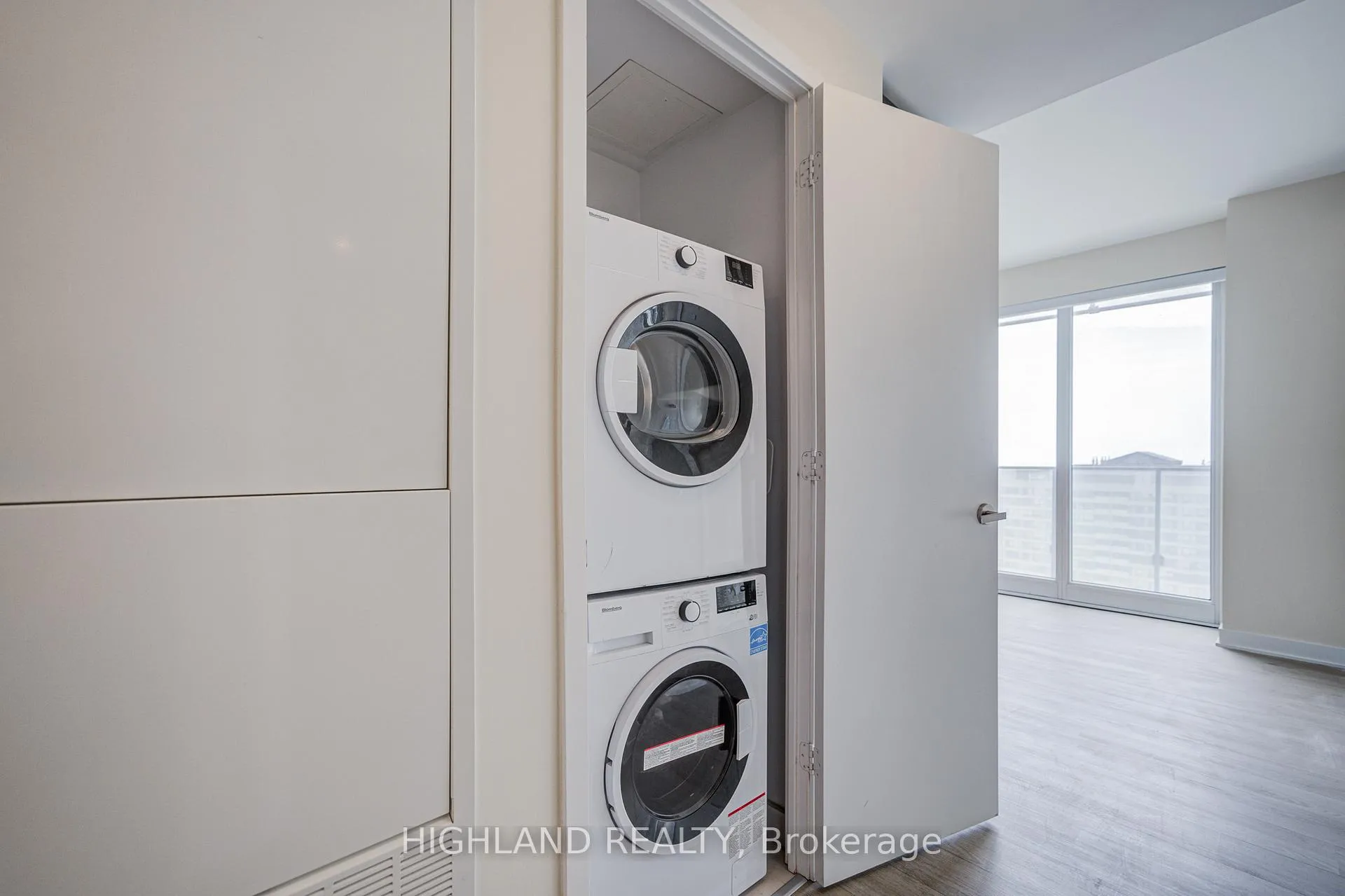 Photo 8 of Unit 2003, 3900 Confederation Parkway, Mississauga, City Centre — HOMEH