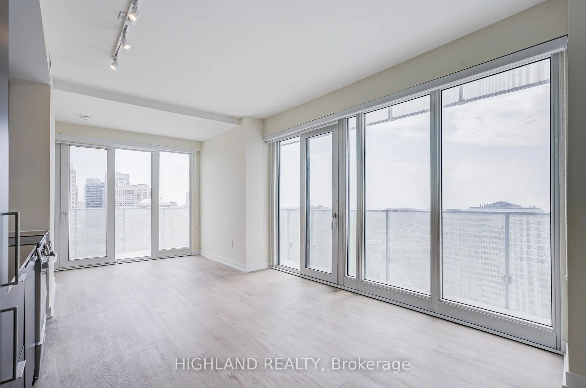 Photo 9 of Unit 2003, 3900 Confederation Parkway, Mississauga, City Centre — HOMEH