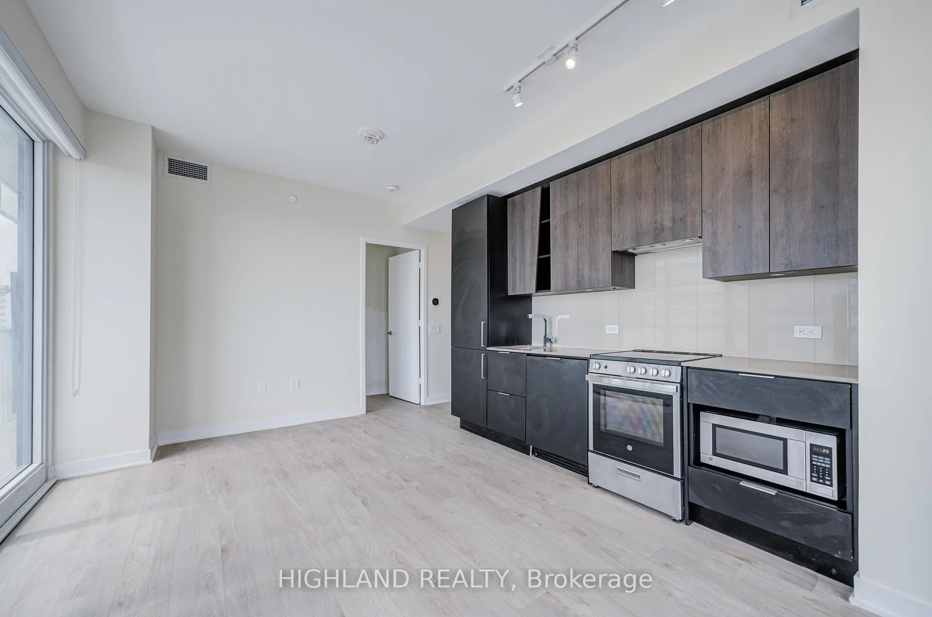 Photo 10 of Unit 2003, 3900 Confederation Parkway, Mississauga, City Centre — HOMEH