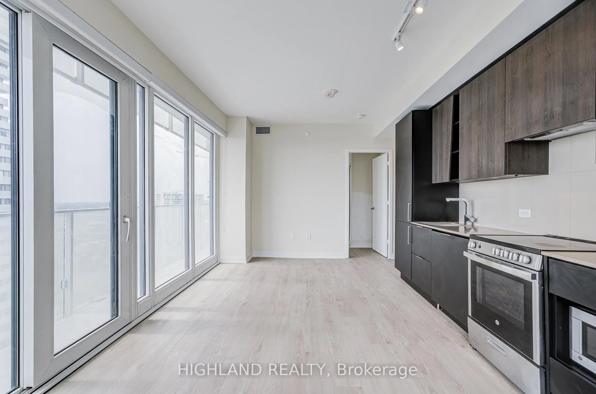 Photo 11 of Unit 2003, 3900 Confederation Parkway, Mississauga, City Centre — HOMEH