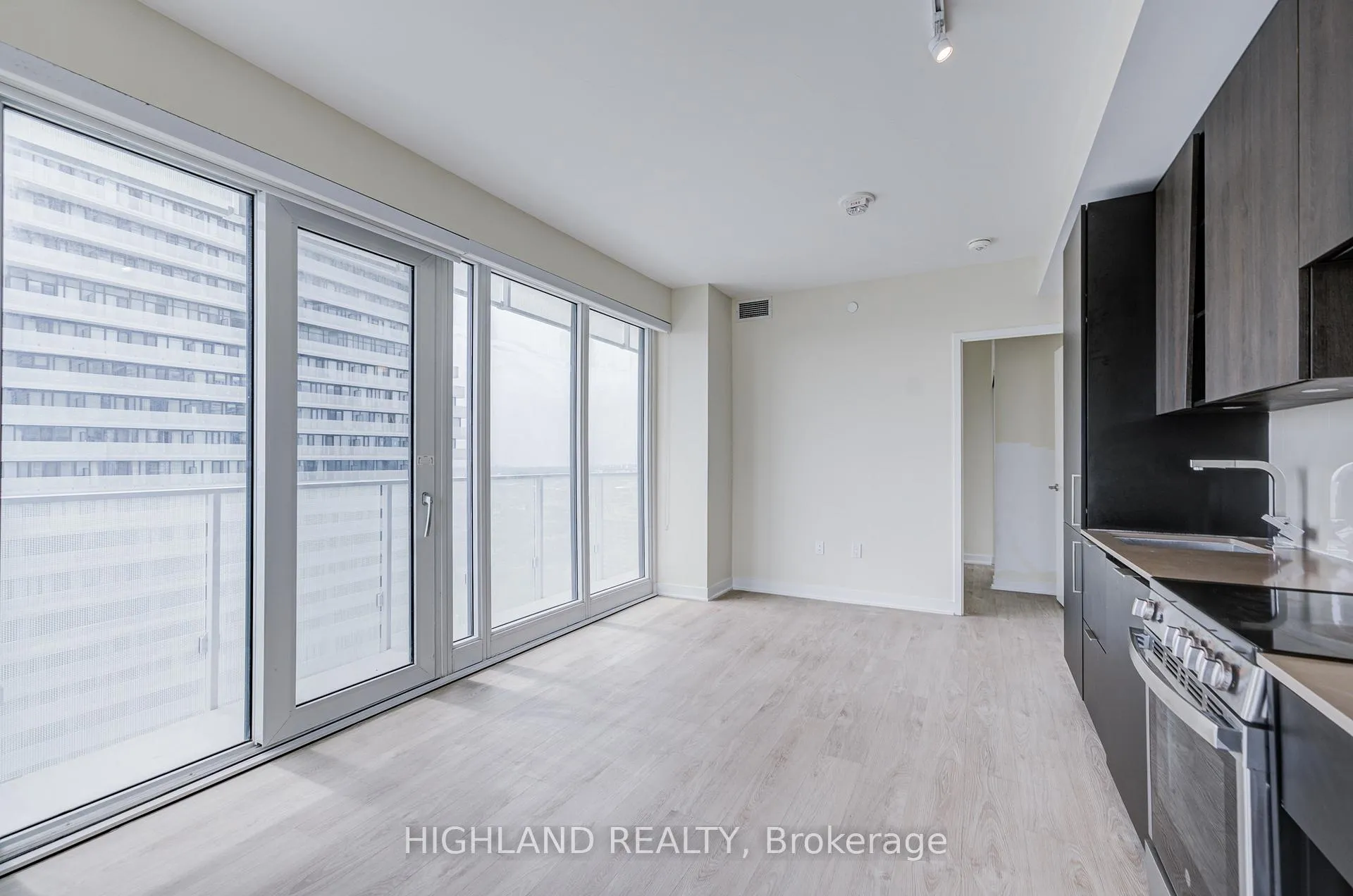 Photo 12 of Unit 2003, 3900 Confederation Parkway, Mississauga, City Centre — HOMEH