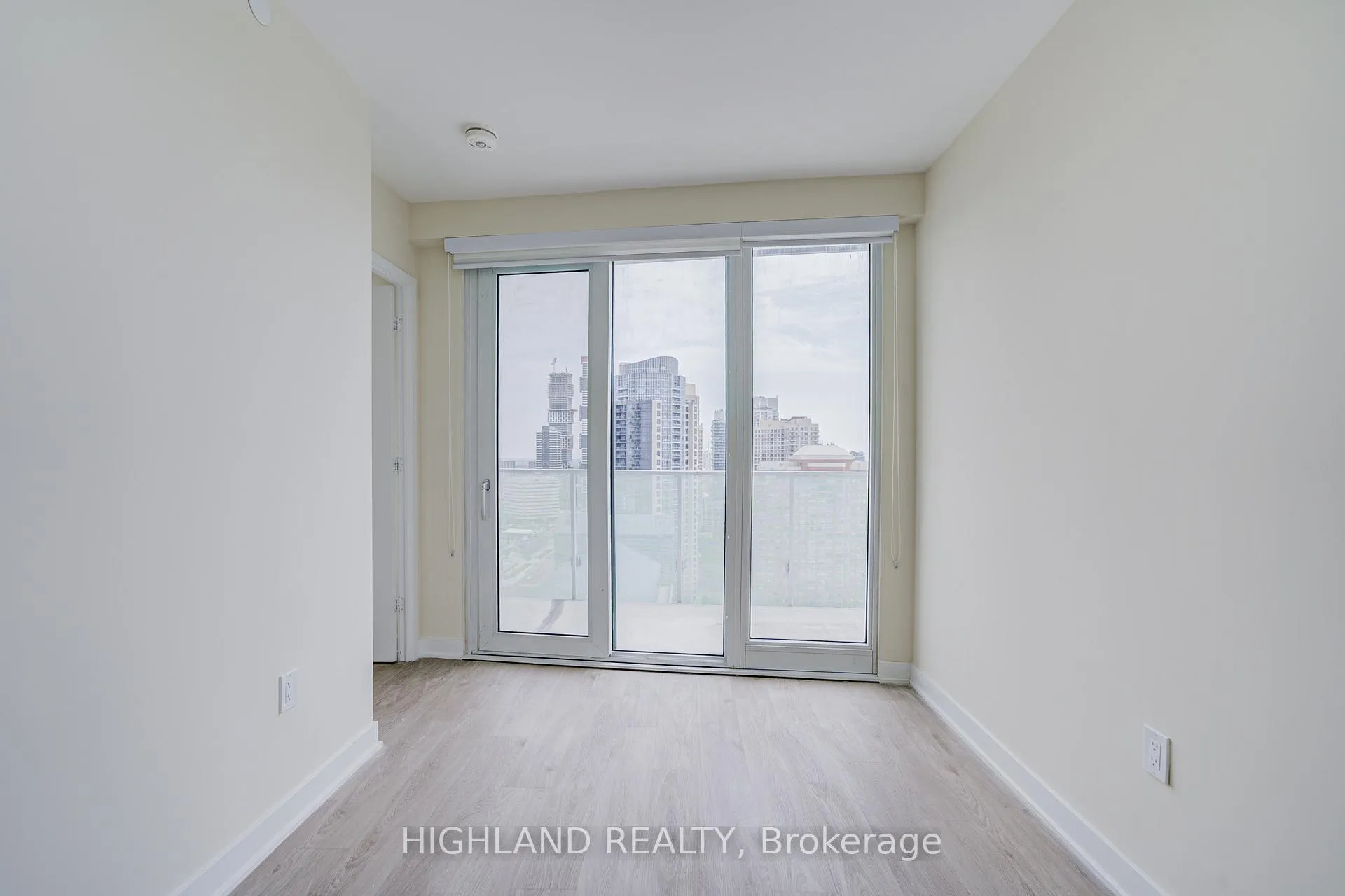 Photo 13 of Unit 2003, 3900 Confederation Parkway, Mississauga, City Centre — HOMEH