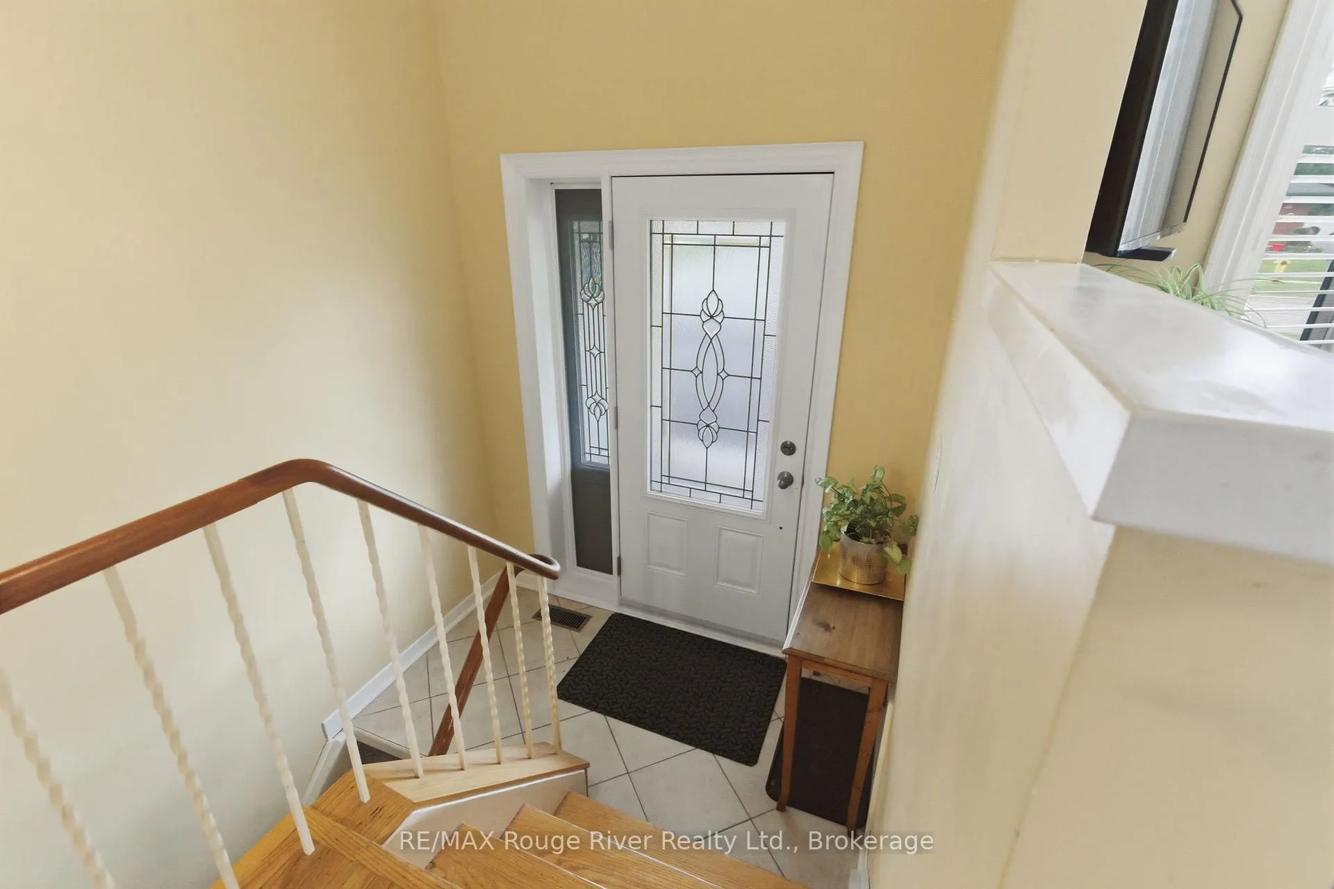 Photo 2 of 910 Crocus Crescent, Whitby, Downtown Whitby — HOMEH