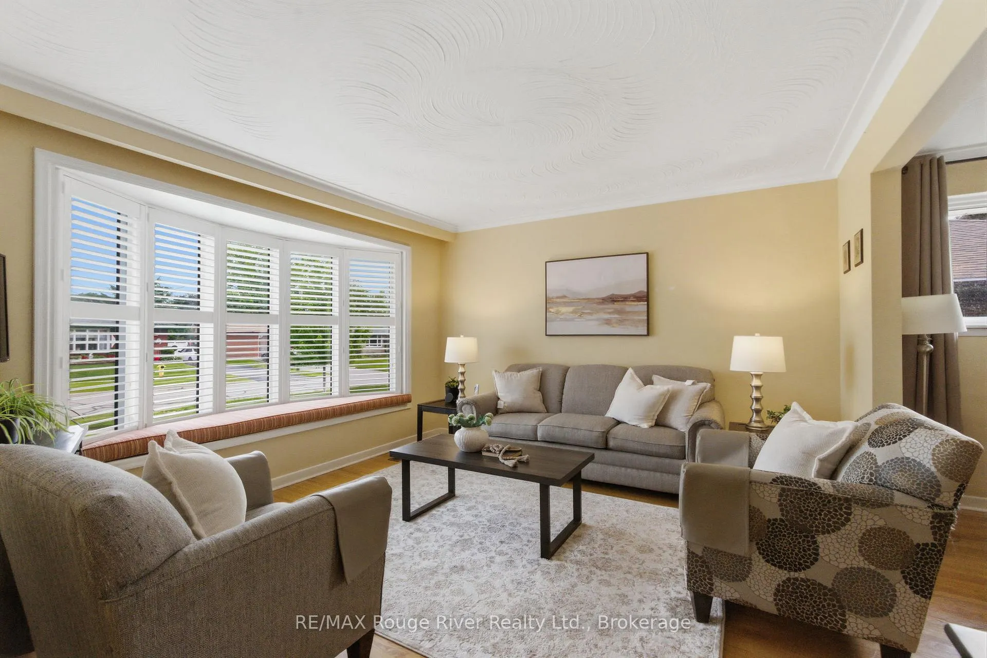 Photo 4 of 910 Crocus Crescent, Whitby, Downtown Whitby — HOMEH