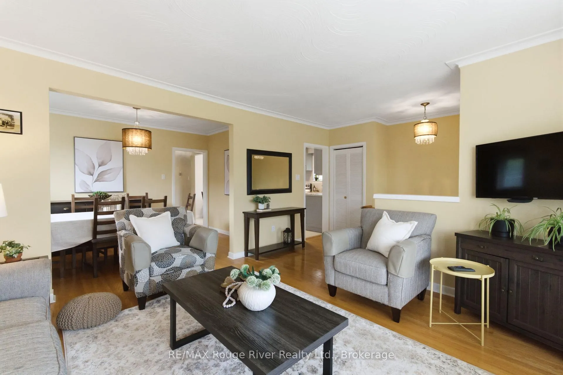 Photo 6 of 910 Crocus Crescent, Whitby, Downtown Whitby — HOMEH