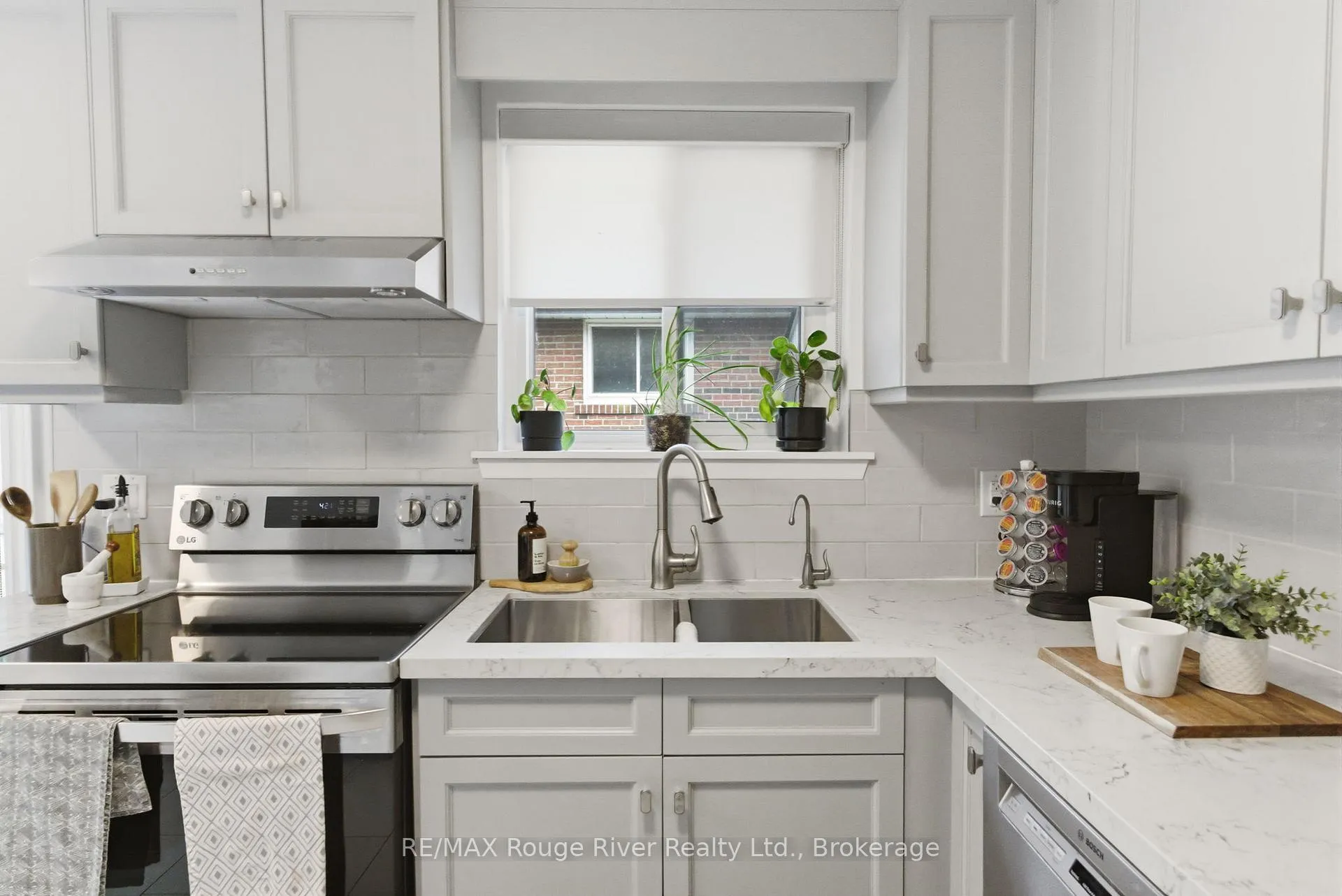 Photo 10 of 910 Crocus Crescent, Whitby, Downtown Whitby — HOMEH