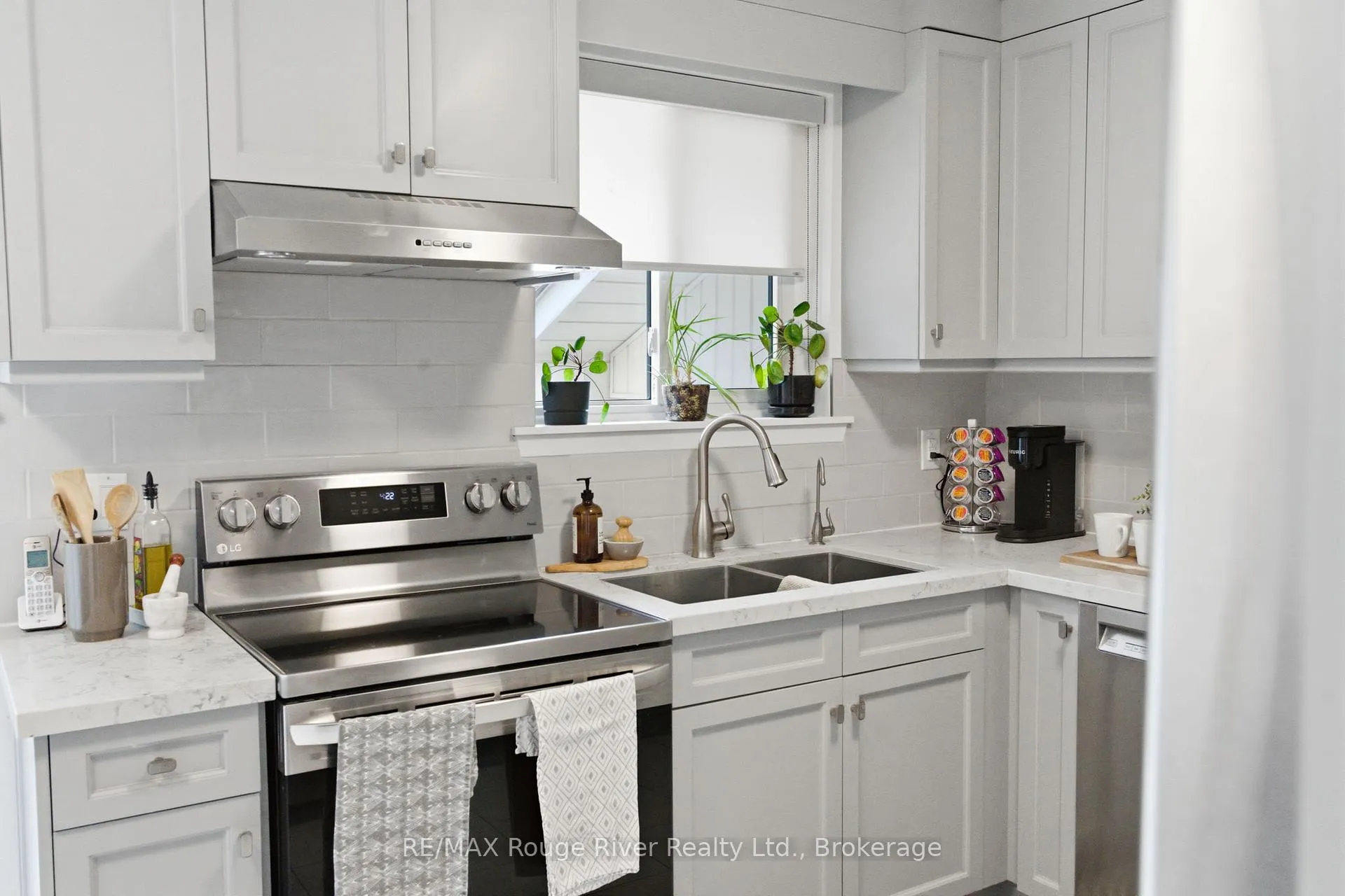 Photo 14 of 910 Crocus Crescent, Whitby, Downtown Whitby — HOMEH