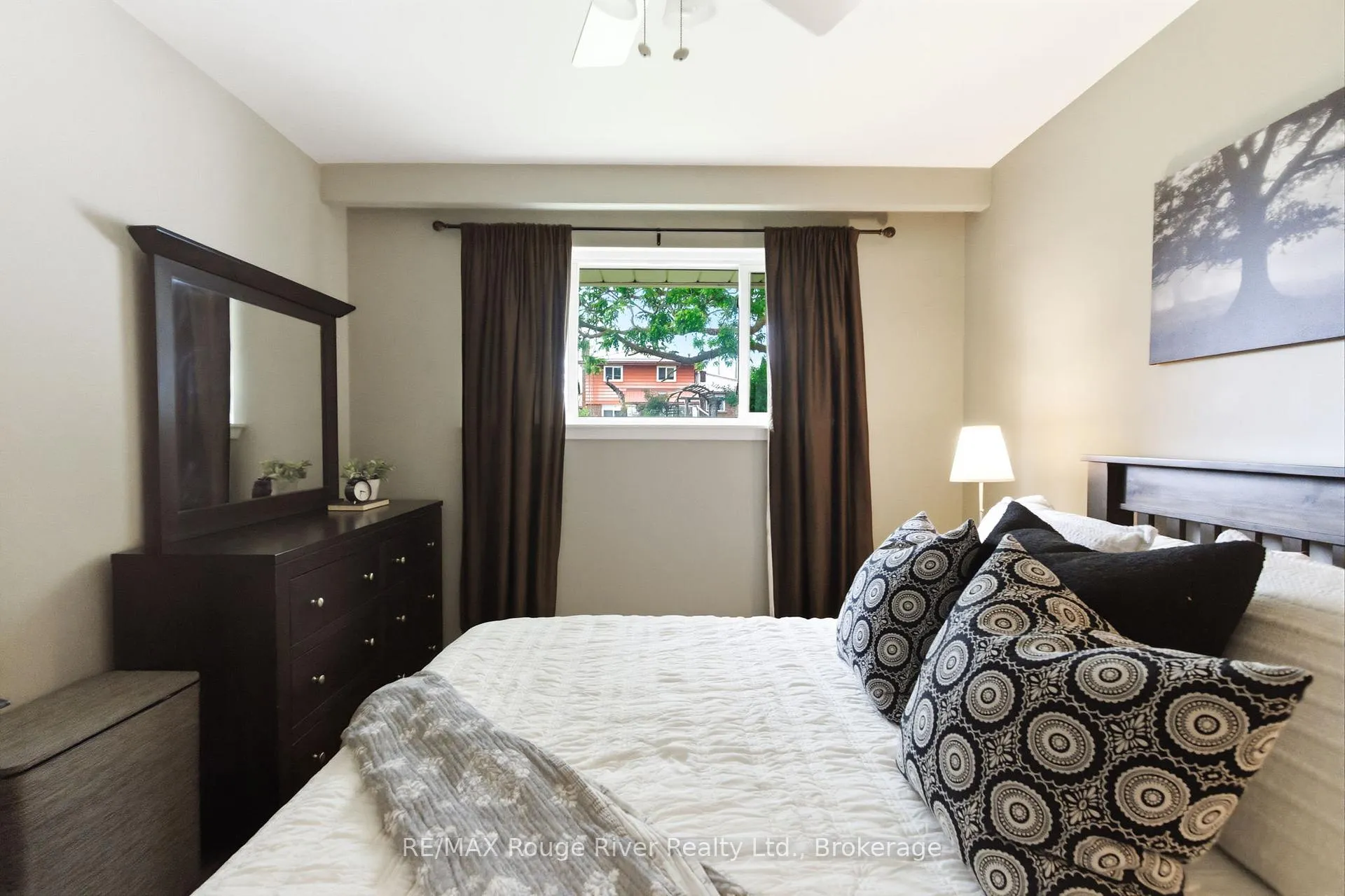Photo 19 of 910 Crocus Crescent, Whitby, Downtown Whitby — HOMEH