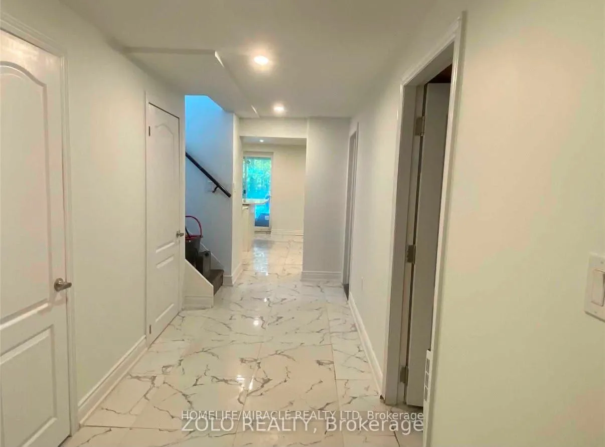Photo 3 of 236 Renforth Drive, Etobicoke, Markland Wood — HOMEH