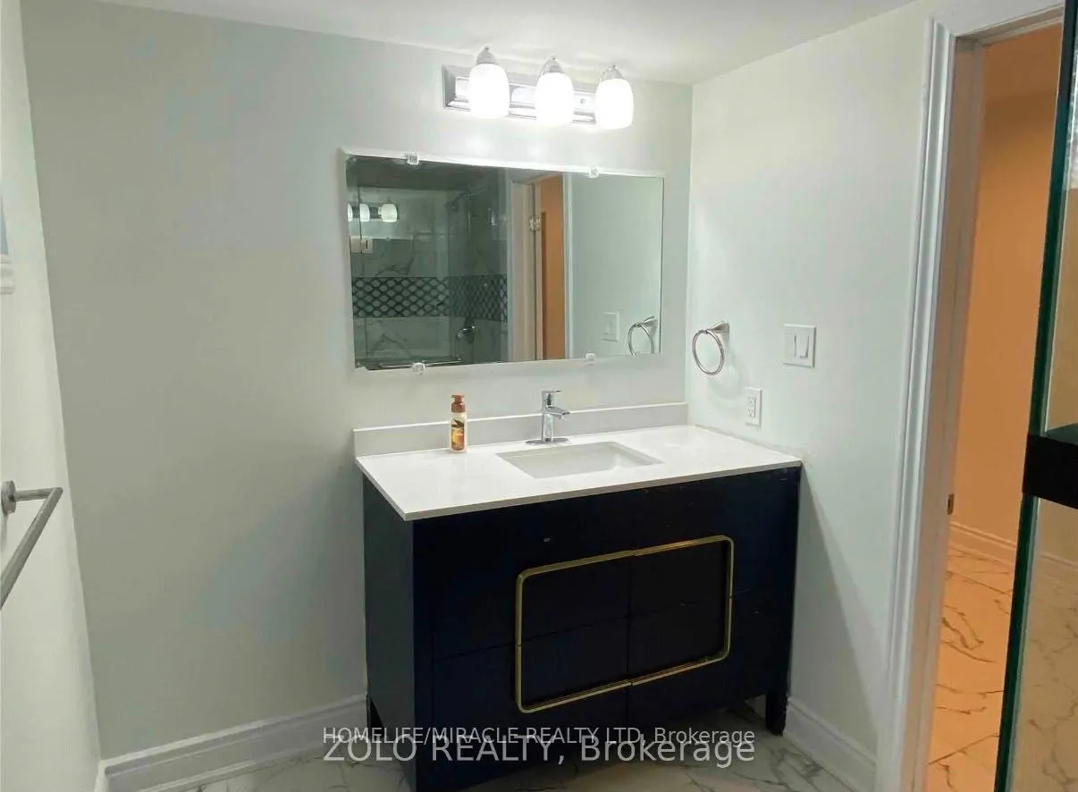Photo 4 of 236 Renforth Drive, Etobicoke, Markland Wood — HOMEH