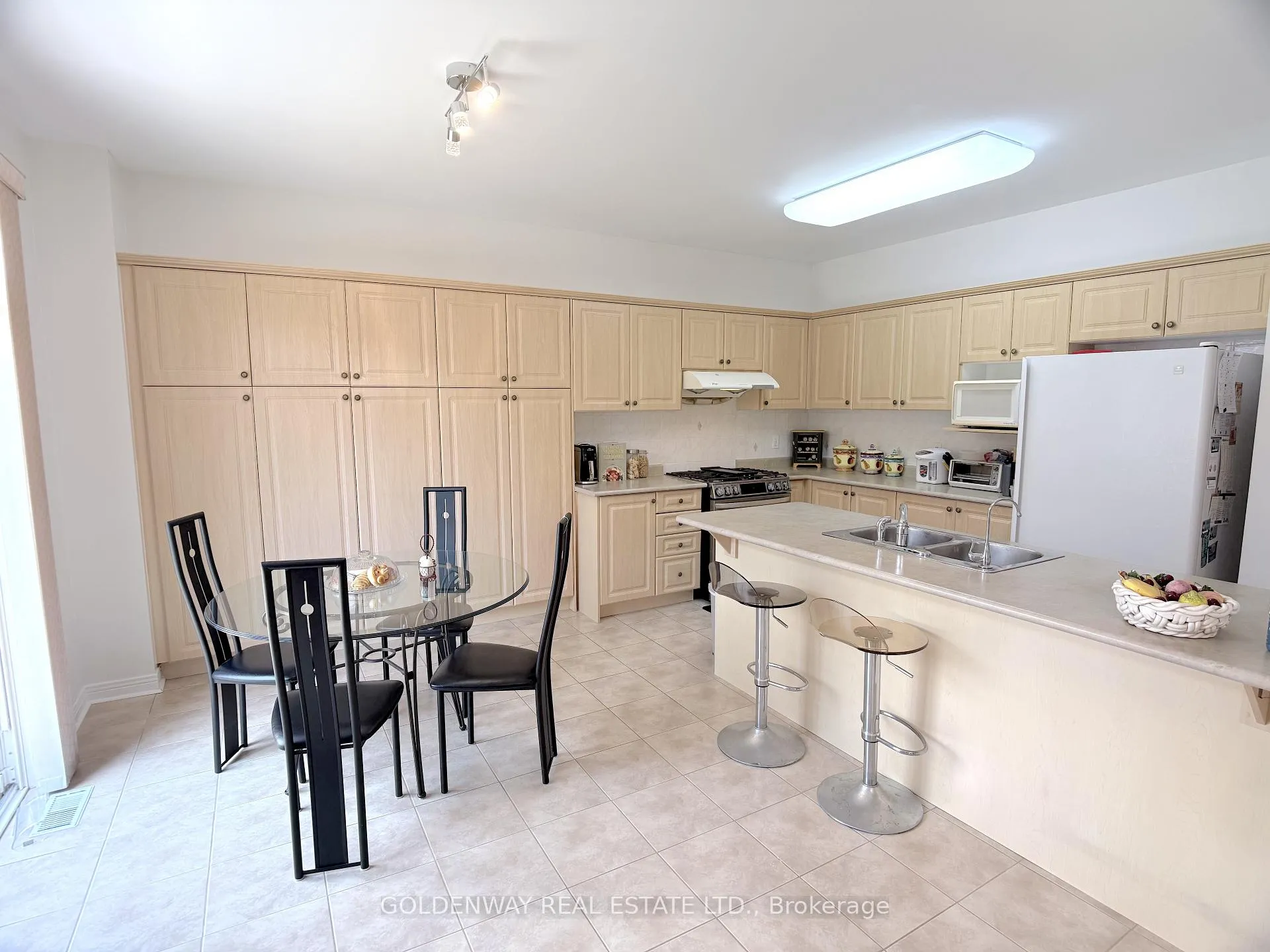 Photo 10 of 152 Stonebridge Drive, Markham, Berczy — HOMEH