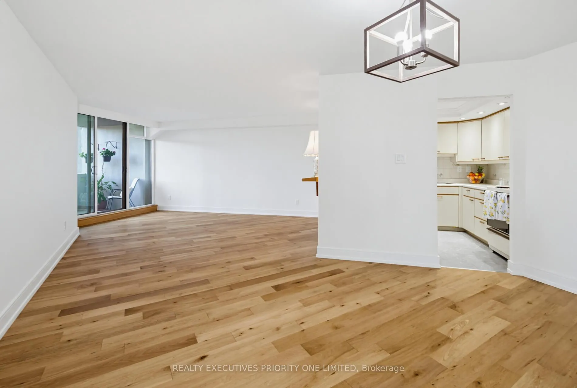 Photo 7 of Unit 308, 7811 Yonge Street, Markham, Thornhill — HOMEH