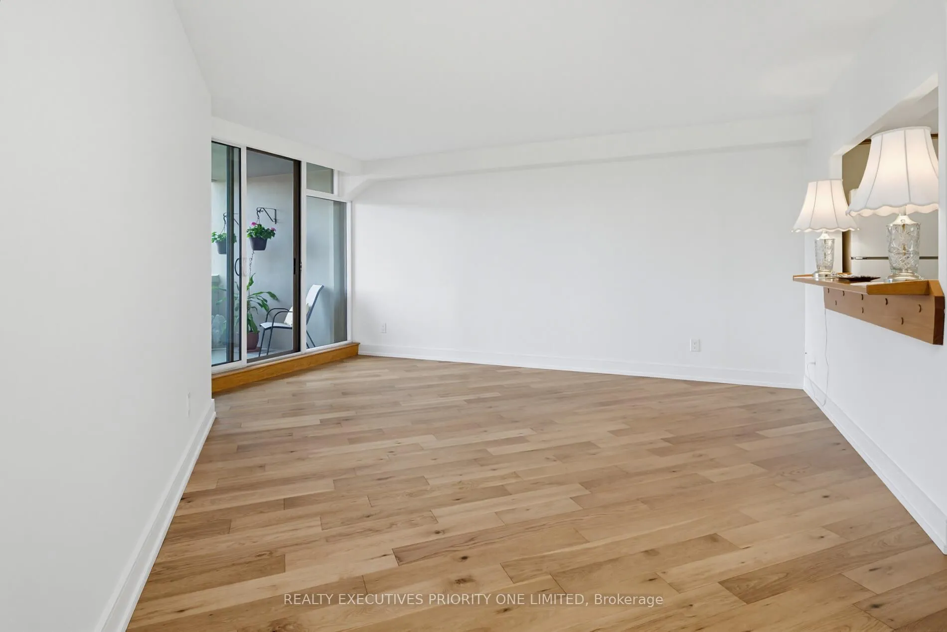 Photo 10 of Unit 308, 7811 Yonge Street, Markham, Thornhill — HOMEH
