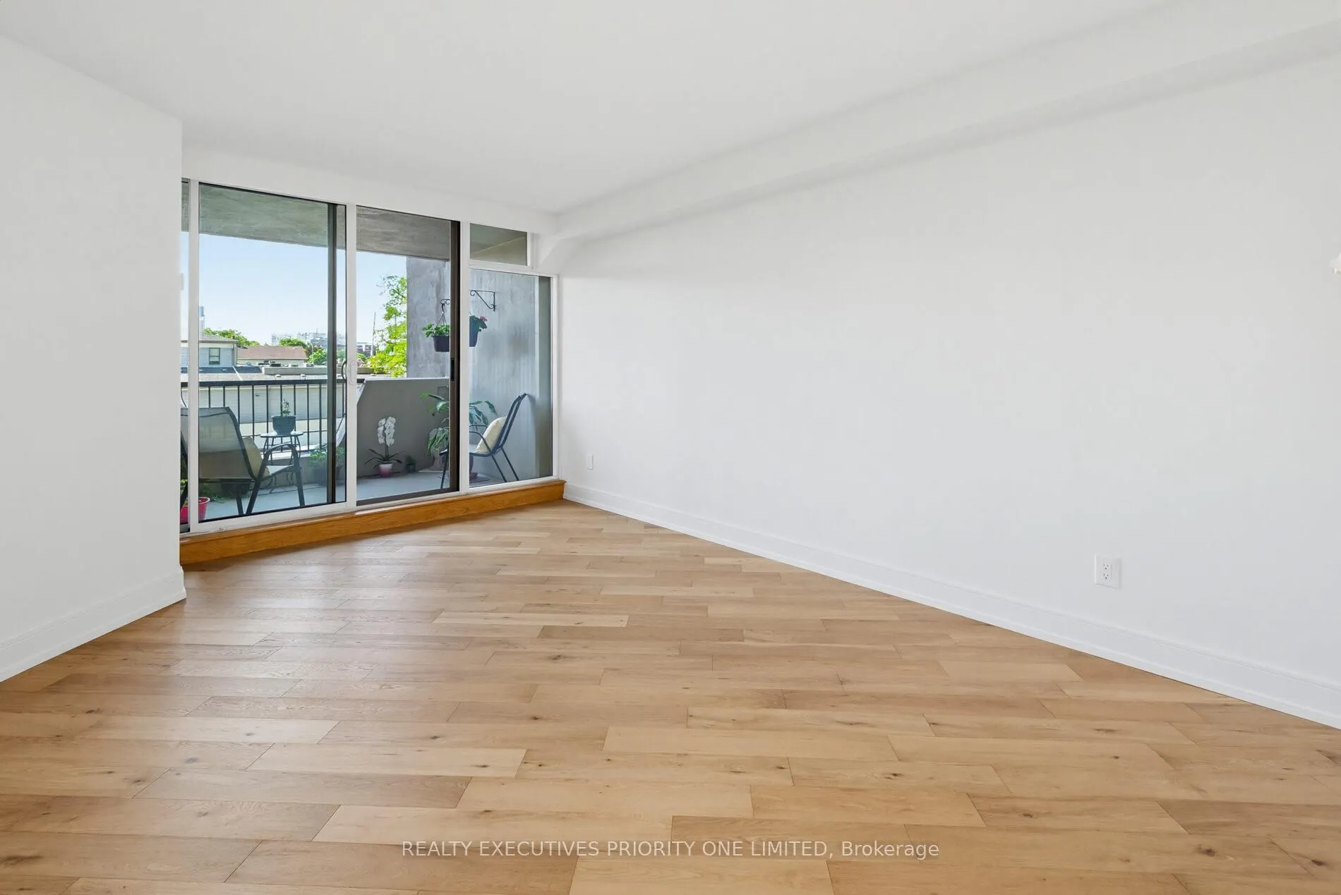 Photo 11 of Unit 308, 7811 Yonge Street, Markham, Thornhill — HOMEH