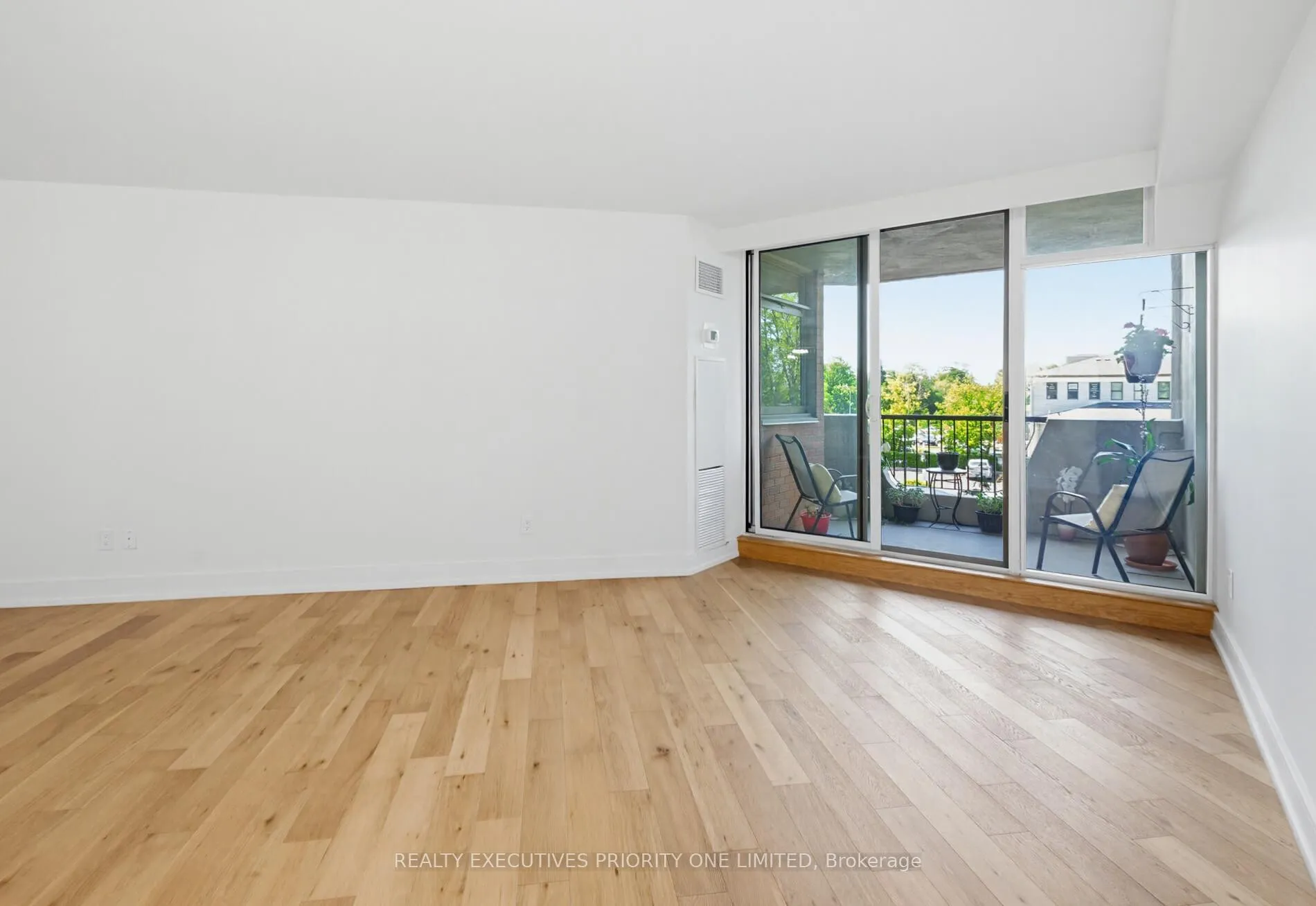Photo 12 of Unit 308, 7811 Yonge Street, Markham, Thornhill — HOMEH