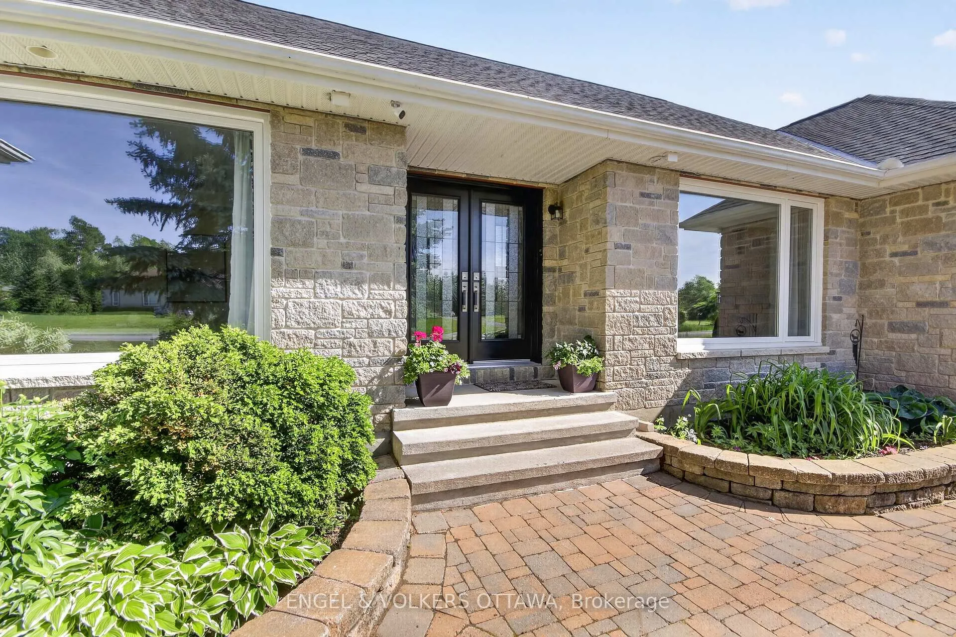 Photo 2 of 528 Tullamore Street, Ottawa, Riverside South — HOMEH