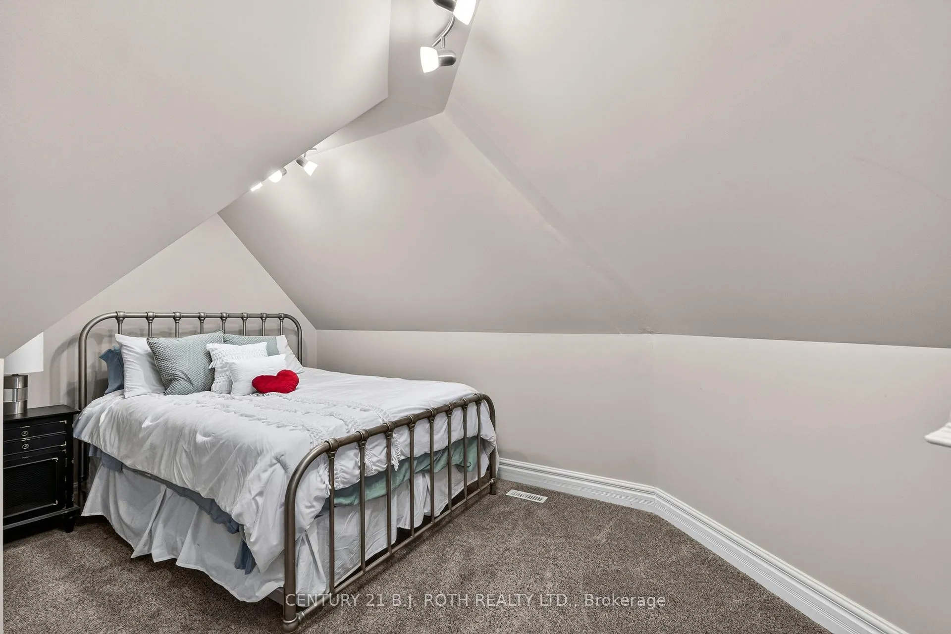 Photo 36 of 1 Pierce Court, Springwater, Midhurst — HOMEH