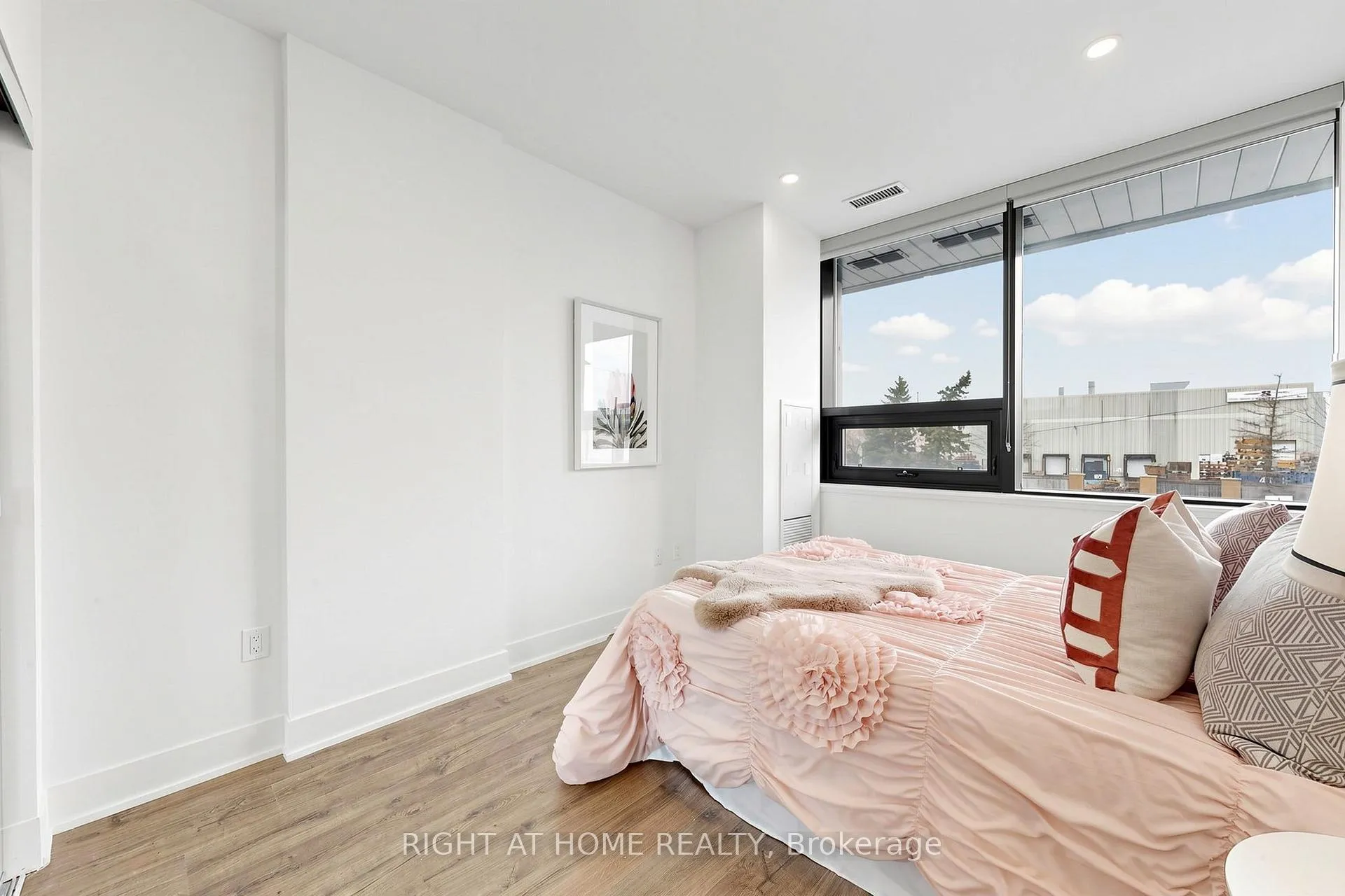 Photo 40 of Unit 109, 2908 Highway 7 Road, Vaughan, Concord — HOMEH