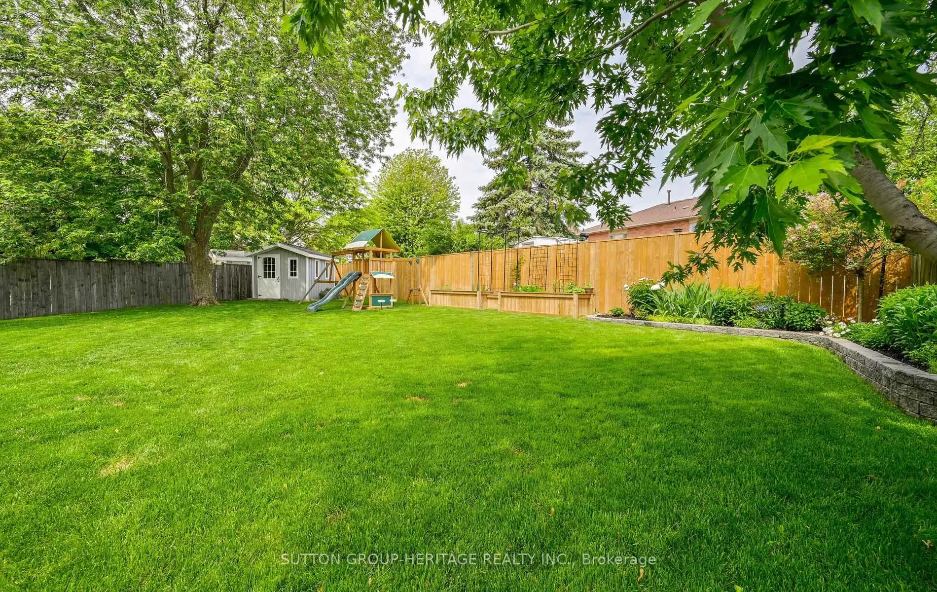 Photo 3 of 680 Eramosa Crescent, Pickering, Amberlea — HOMEH
