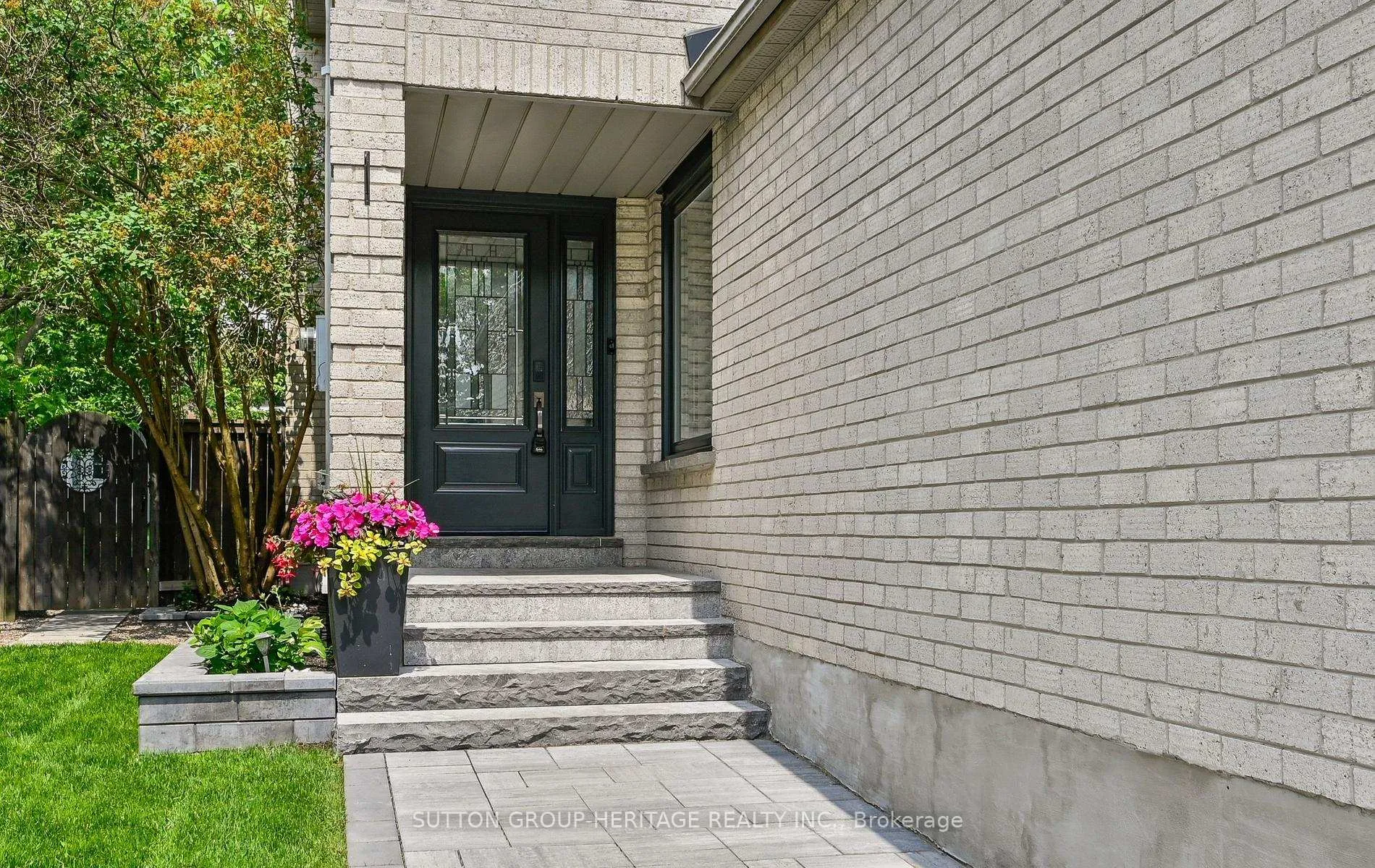 Photo 4 of 680 Eramosa Crescent, Pickering, Amberlea — HOMEH