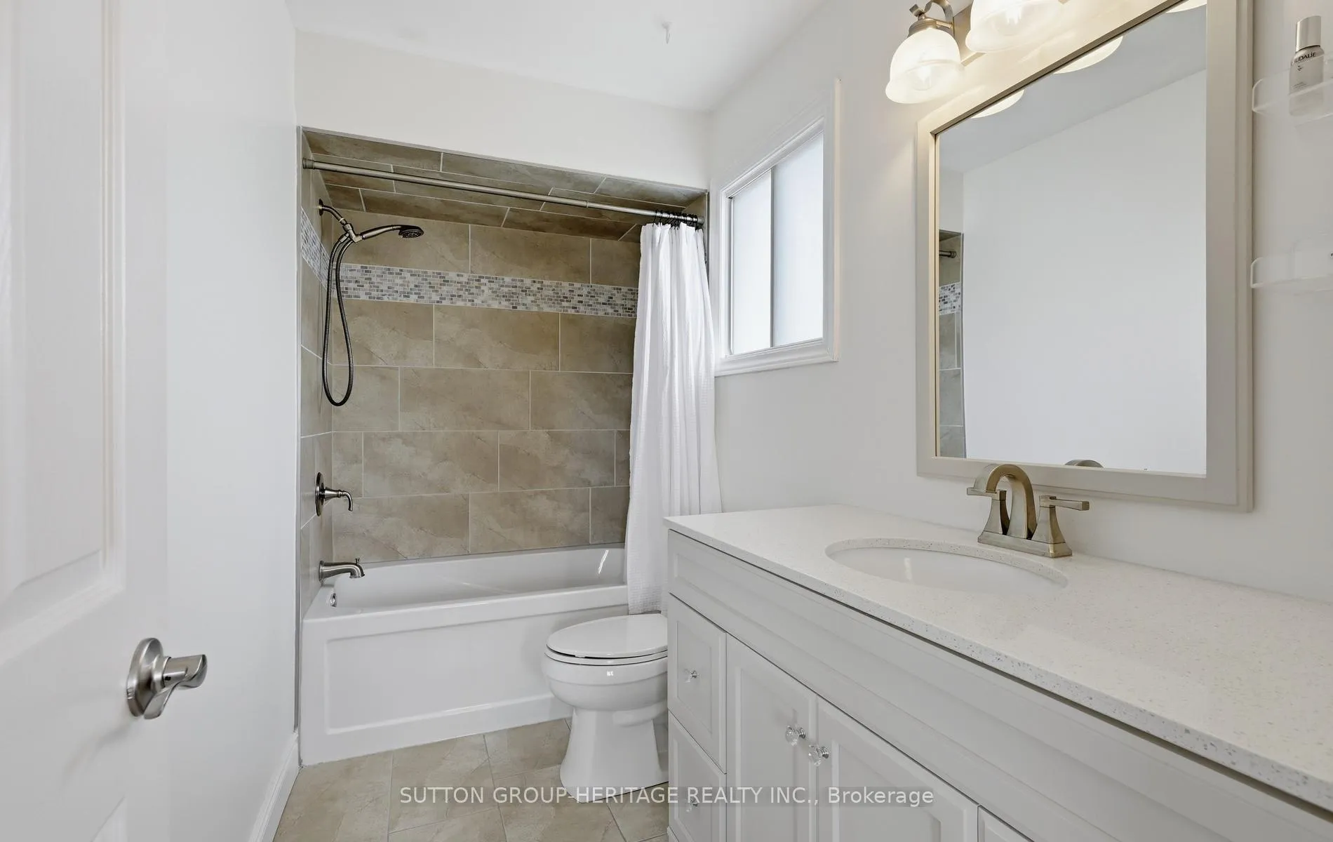 Photo 22 of 680 Eramosa Crescent, Pickering, Amberlea — HOMEH