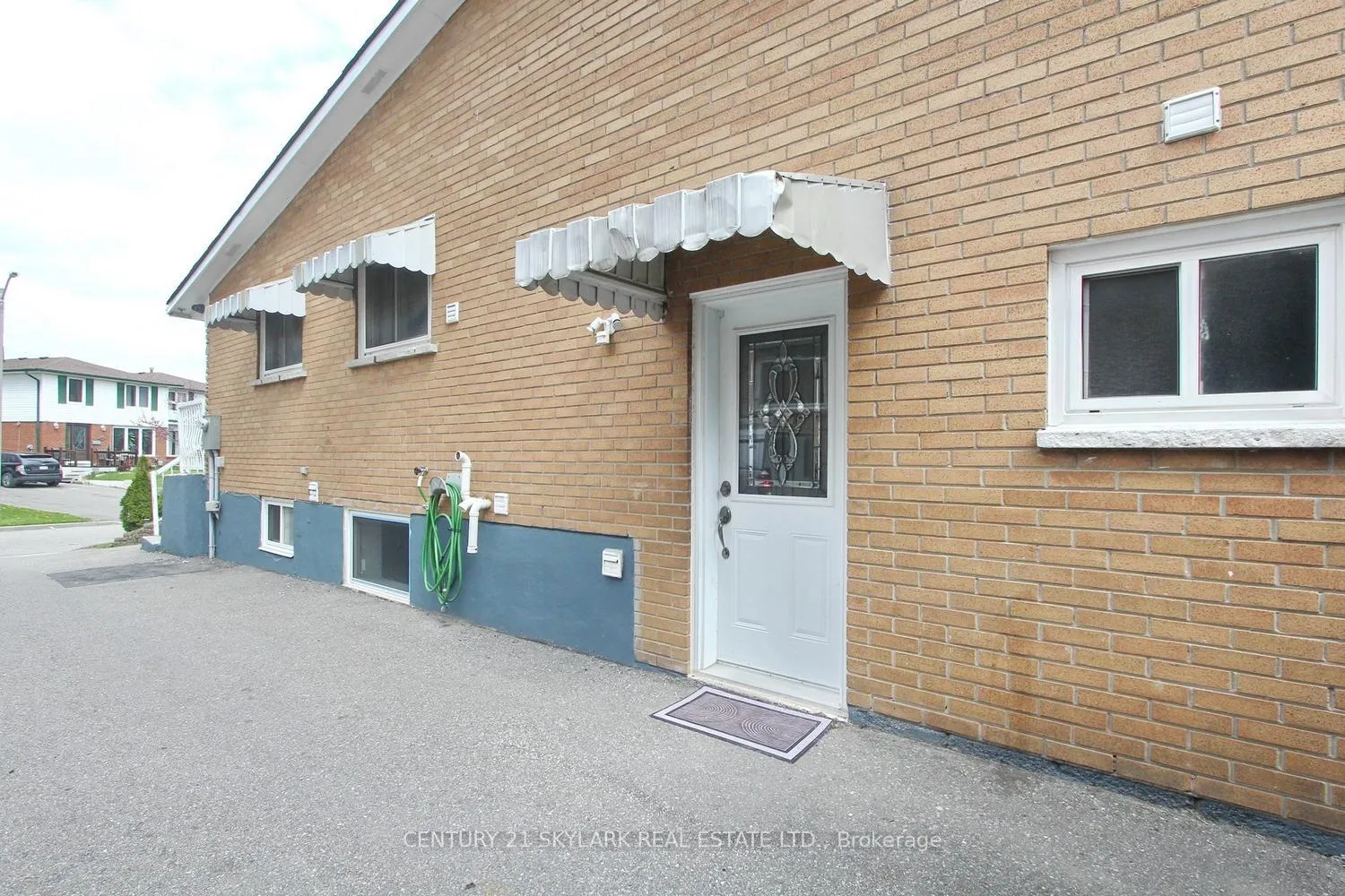 Photo 2 of 44 Sharon Court, Brampton, Brampton East — HOMEH