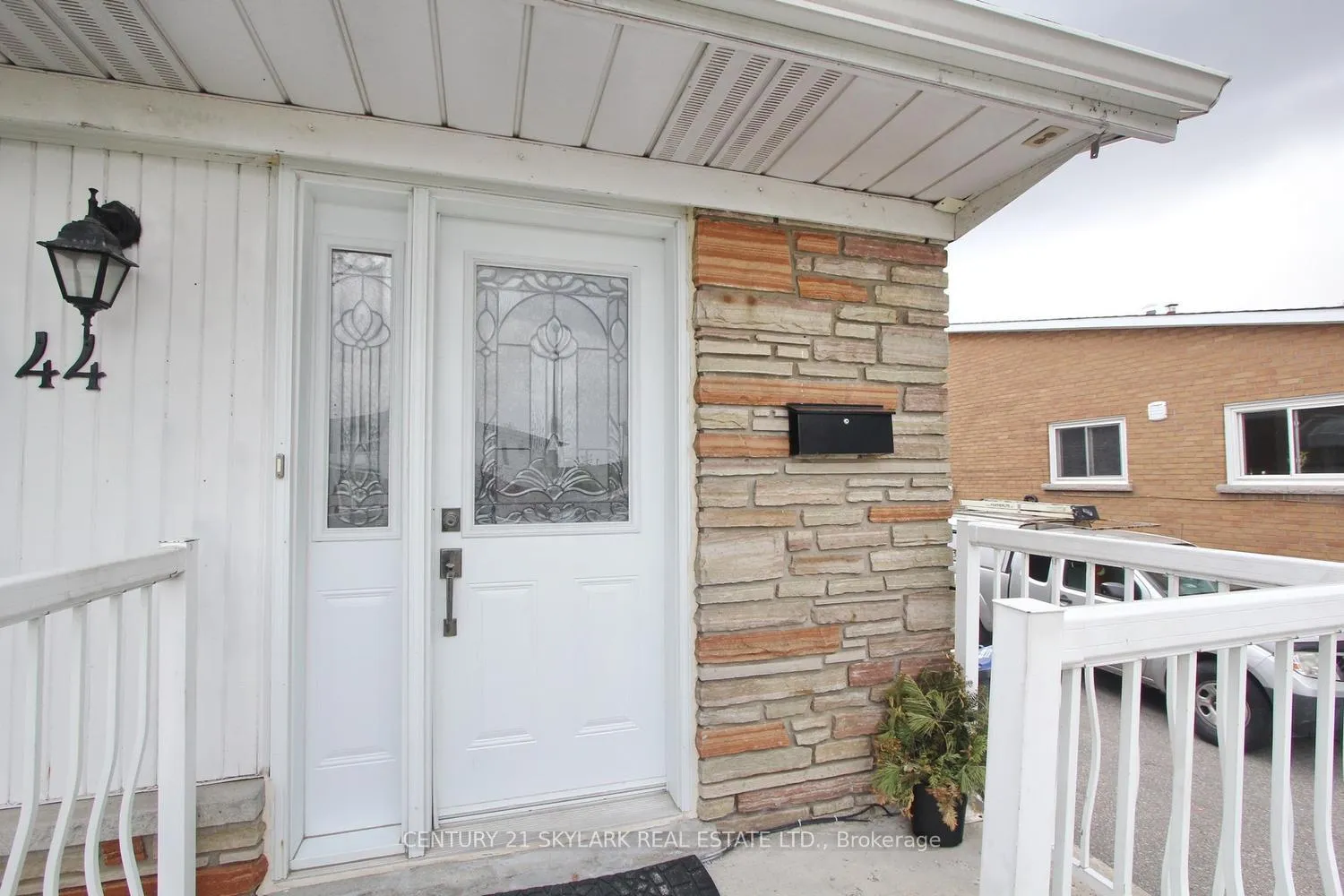 Photo 3 of 44 Sharon Court, Brampton, Brampton East — HOMEH