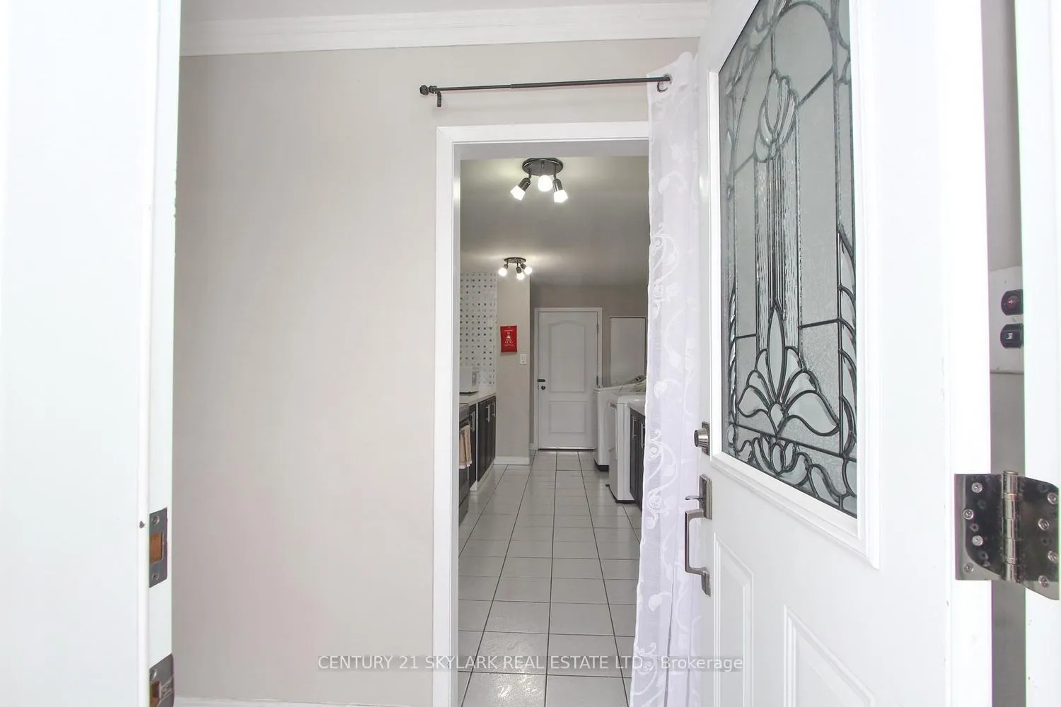 Photo 4 of 44 Sharon Court, Brampton, Brampton East — HOMEH