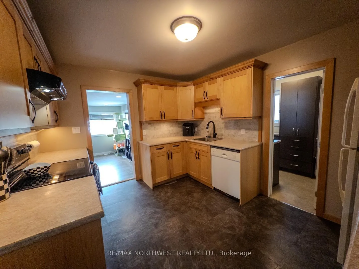 Photo 9 of 5 Tallieu, Kenora, Kenora East — HOMEH