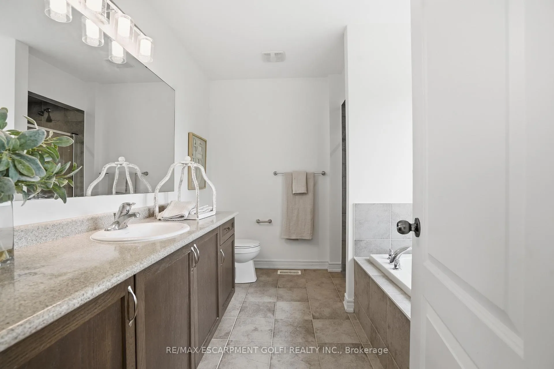 Photo 14 of 6414 Dilalla Crescent, Niagara Falls, Forestview — HOMEH