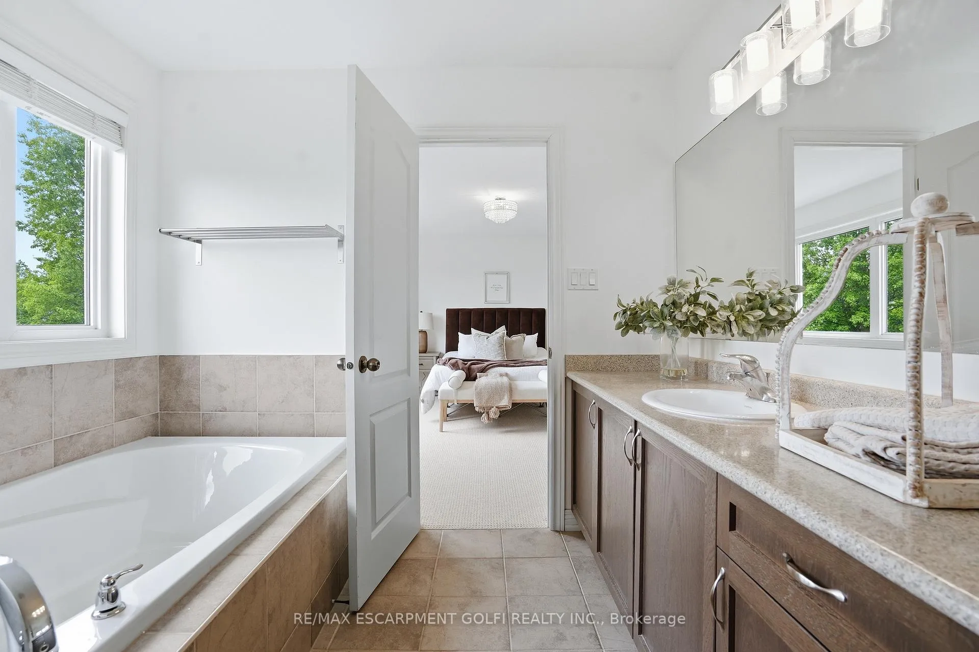 Photo 15 of 6414 Dilalla Crescent, Niagara Falls, Forestview — HOMEH