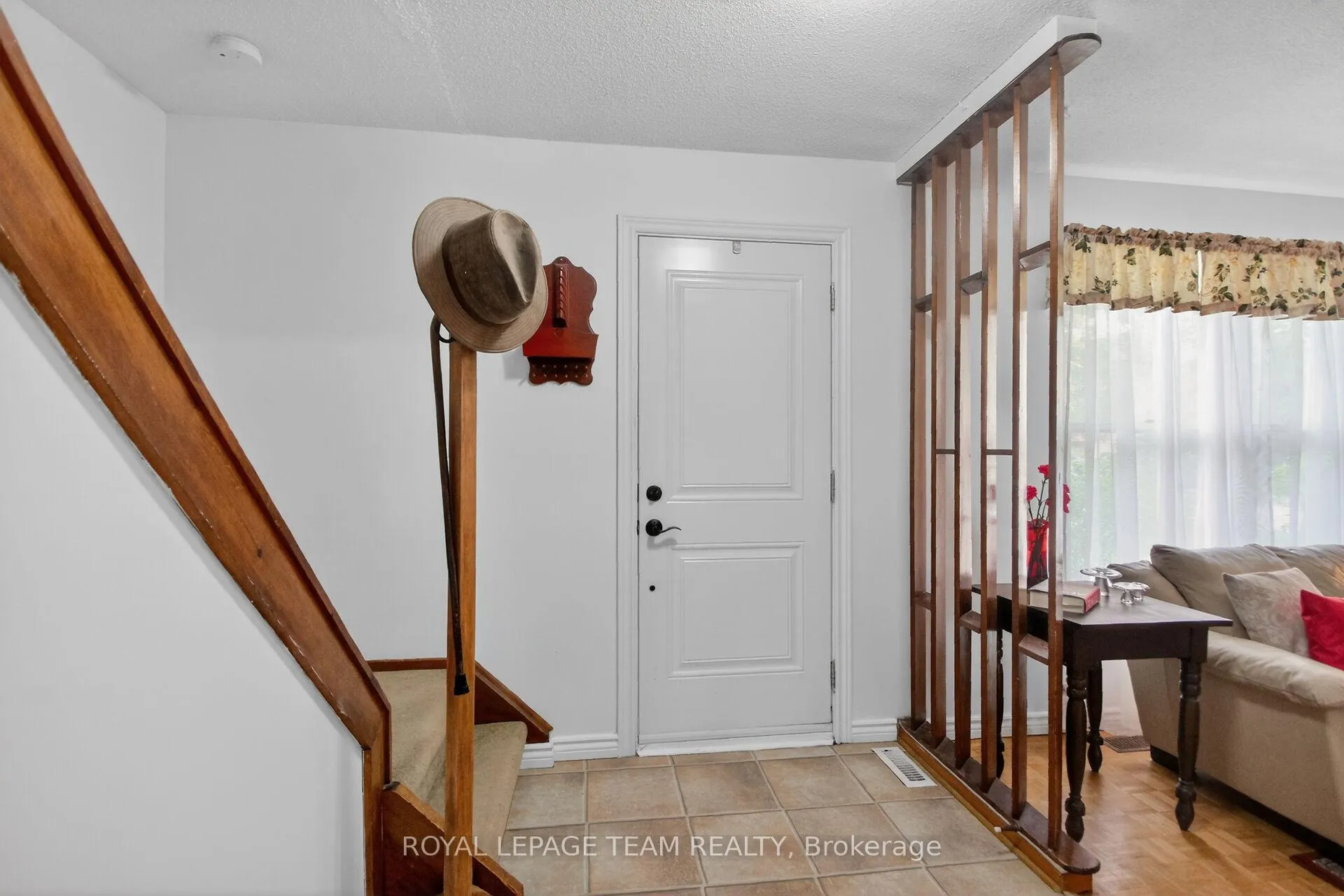 Photo 4 of 71 Dallaire Crescent, Ottawa, Richmond — HOMEH