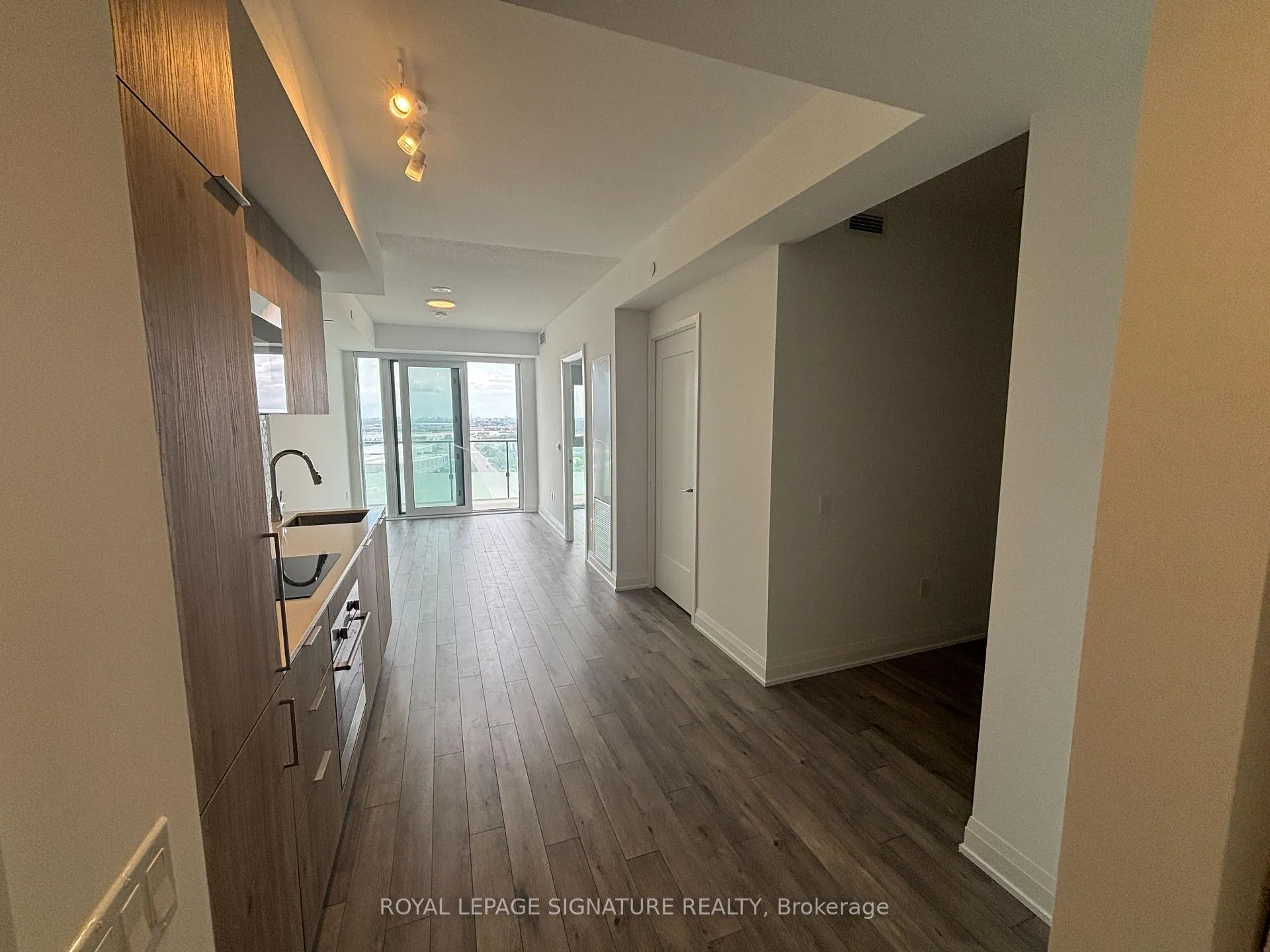 Photo 4 of 15 Skyridge Drive, Brampton, Bram East — HOMEH