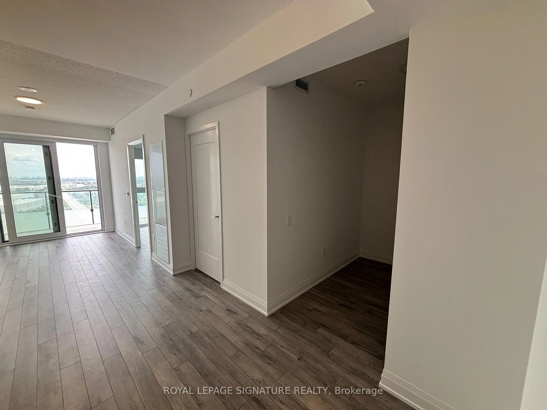 Photo 5 of 15 Skyridge Drive, Brampton, Bram East — HOMEH