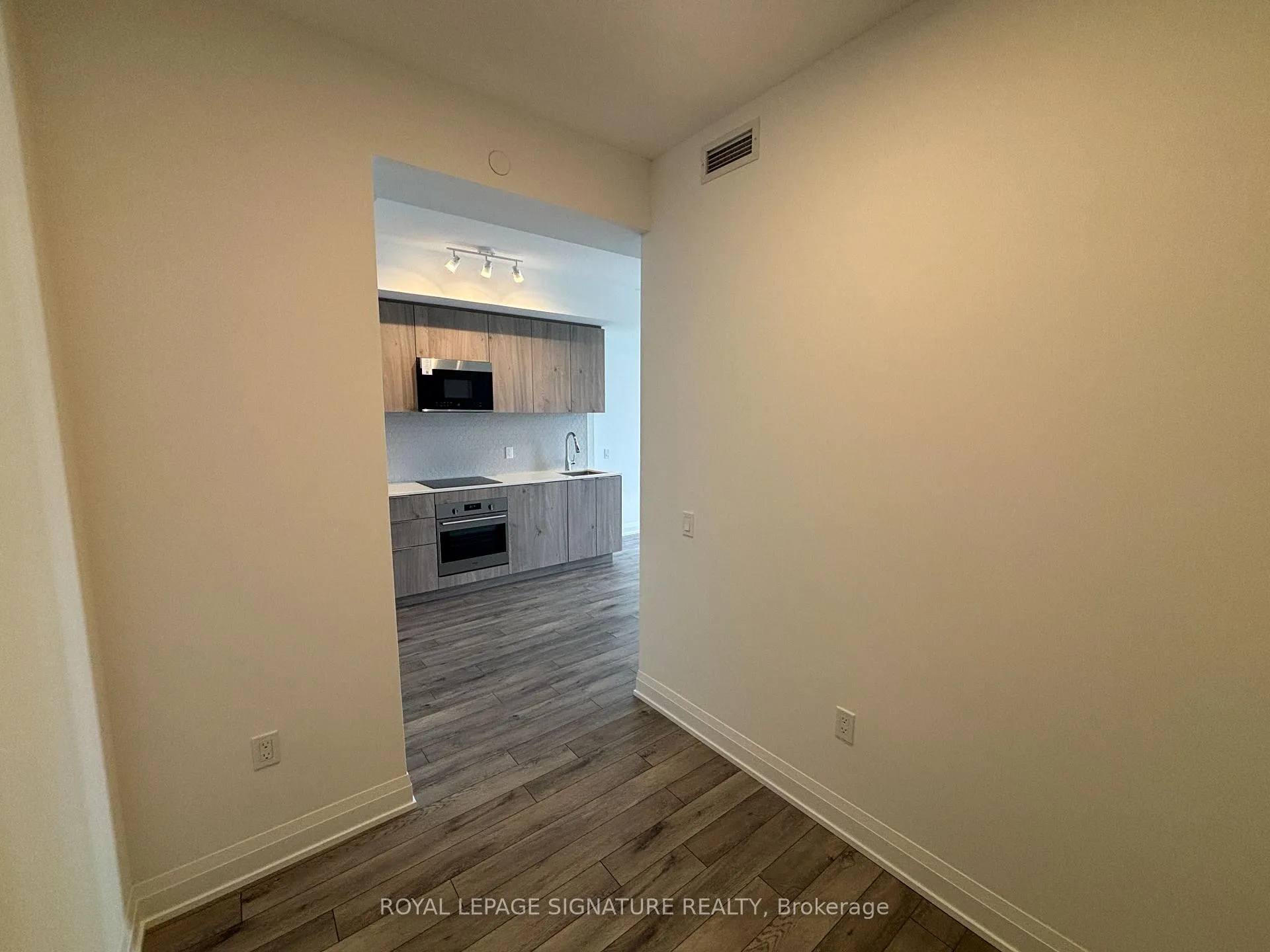 Photo 9 of 15 Skyridge Drive, Brampton, Bram East — HOMEH