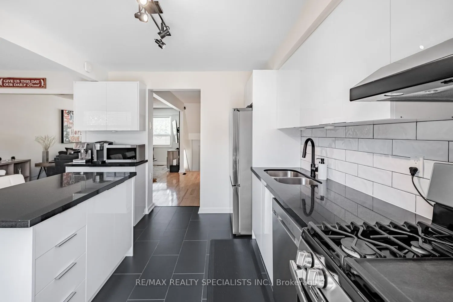 Photo 5 of Unit 13, 1055 Shawnmarr Road, Mississauga, Port Credit — HOMEH