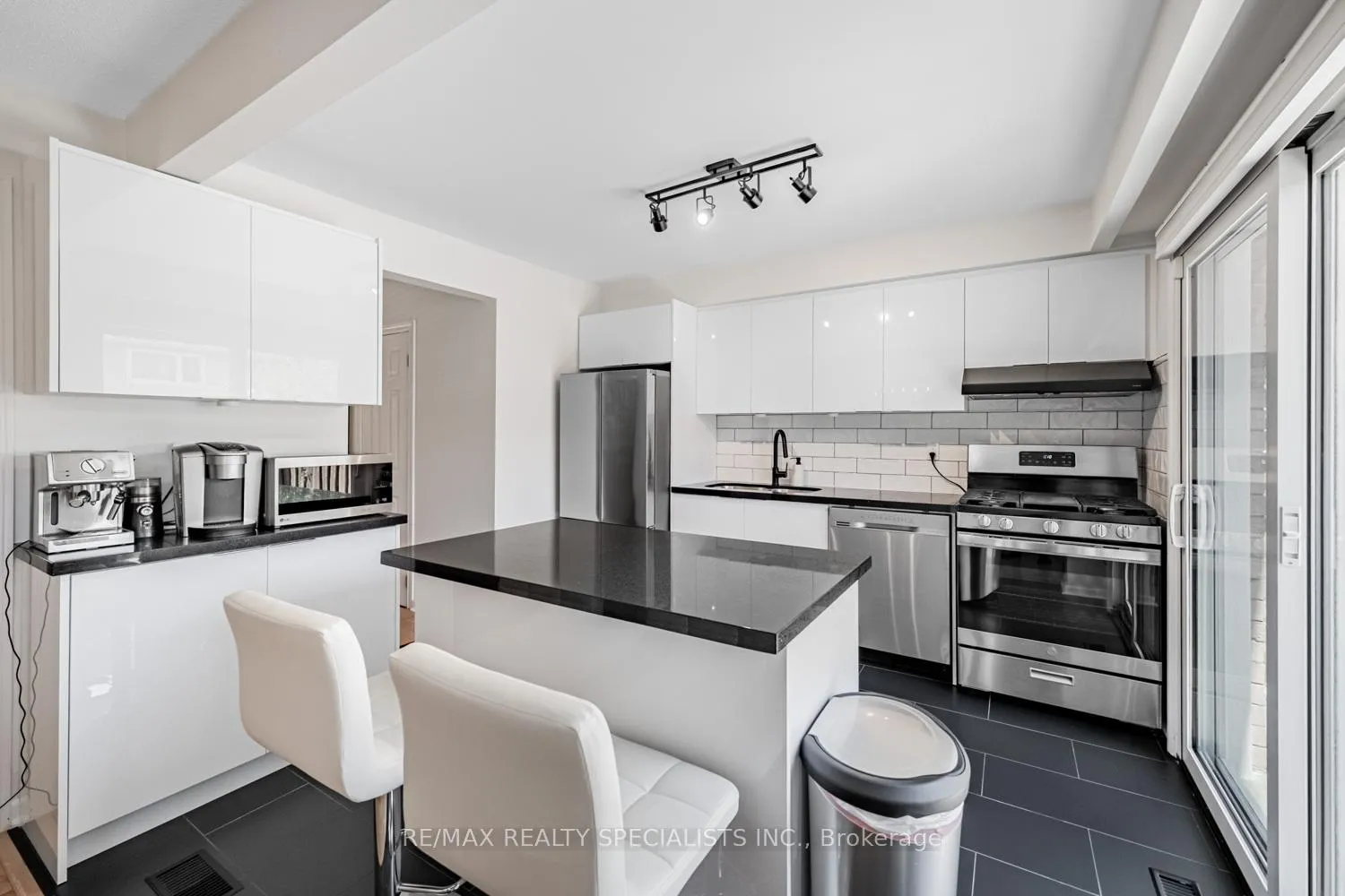 Photo 6 of Unit 13, 1055 Shawnmarr Road, Mississauga, Port Credit — HOMEH
