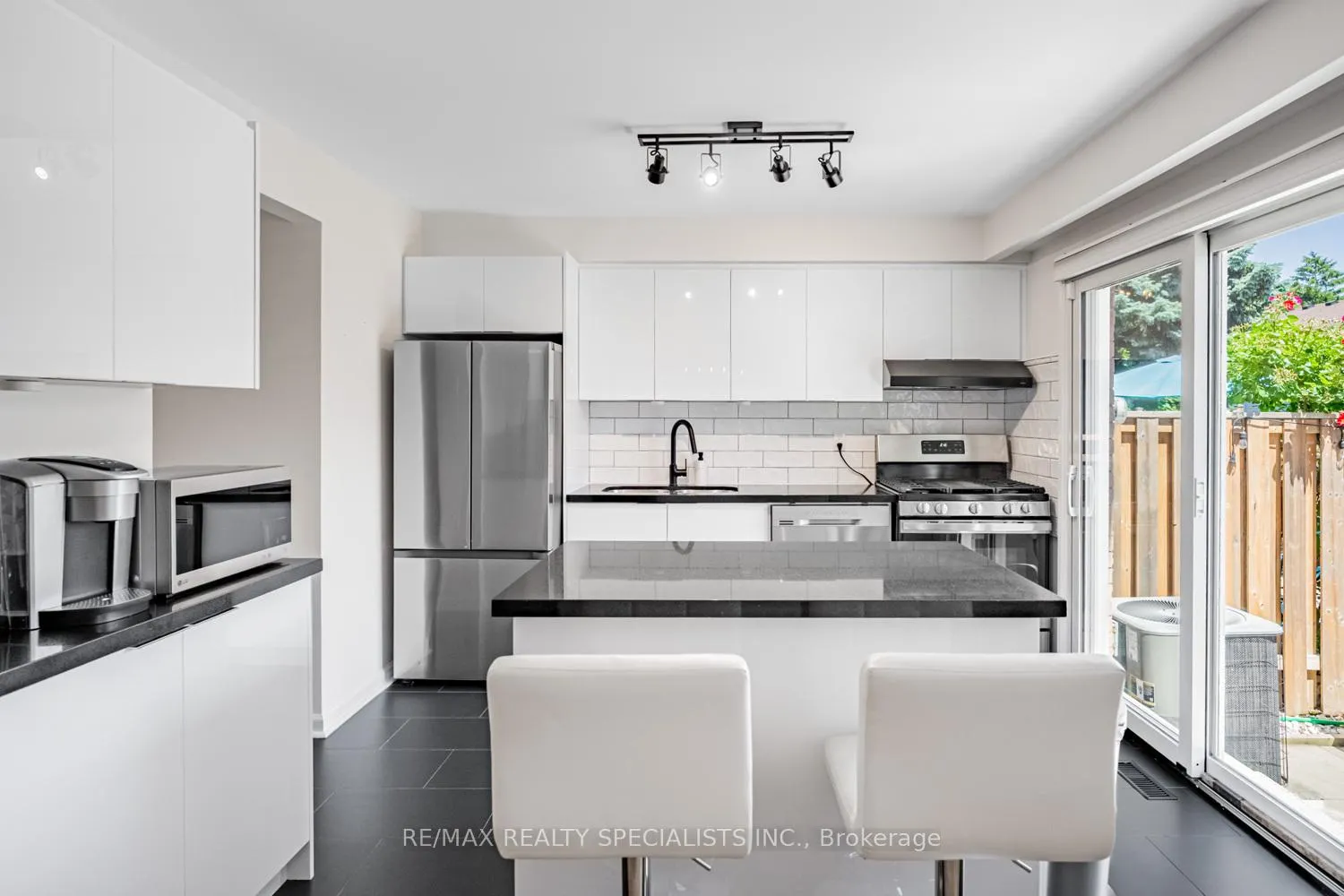 Photo 7 of Unit 13, 1055 Shawnmarr Road, Mississauga, Port Credit — HOMEH