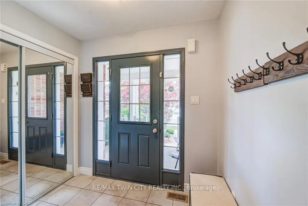 Photo 3 of 231 Falling Green Crescent, Kitchener — HOMEH