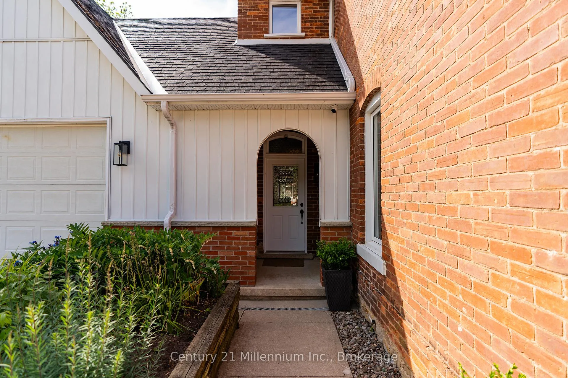 Photo 3 of 176 5th A Street E, Owen Sound — HOMEH